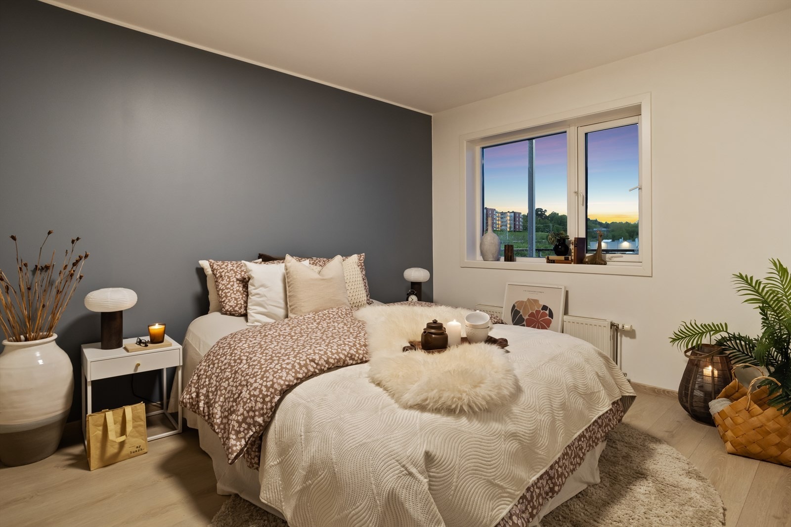 Leiligheten har et romslig- og lunt soverom på ca 13,6 m² med god plass til dobbelseng med tilhørende nattbordsløsning. Galleribilde