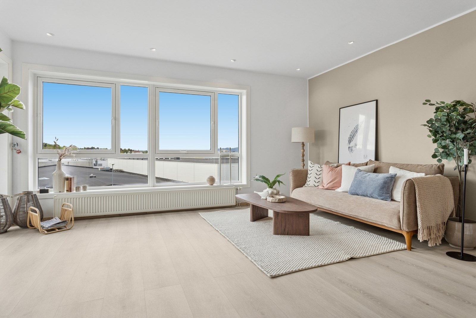 Leiligheten har en meget romslig stue med store glassflater som slipper inn rikelig med dagslys og bidrar til en behagelig romfølelse. Galleribilde