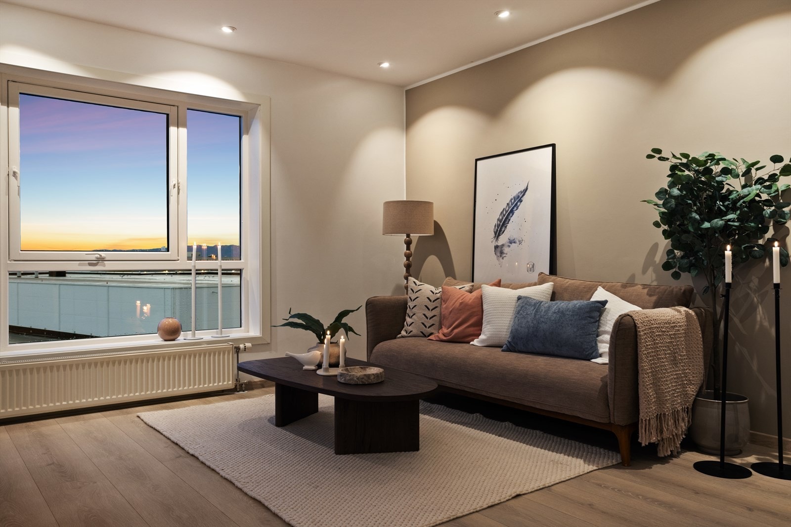 Stuen har fin belysning med rikelig av downlights i himling. Galleribilde