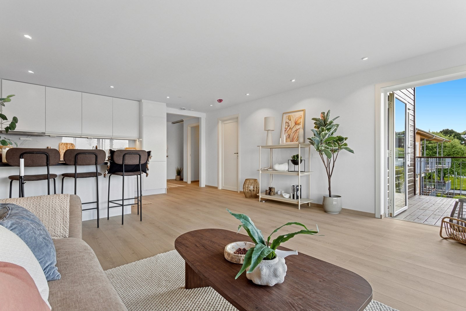 Stuens gode utforming og de tidløse fargevalgene på vegger legger et godt grunnlag for å innrede rommet etter eget ønske. Galleribilde