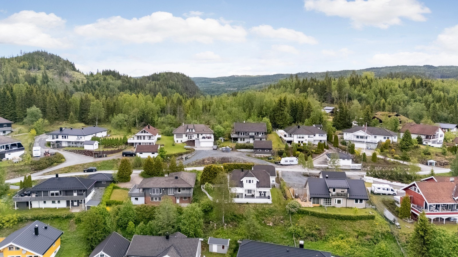 Boligen ligger i blindvei og tilbaketrukket mot naturen Galleribilde