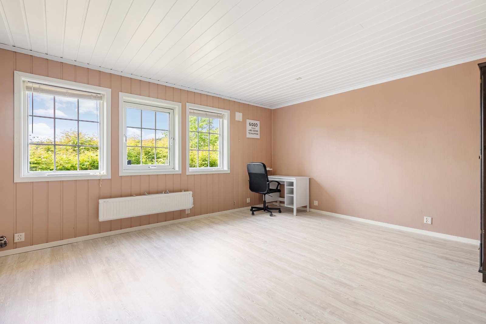 Rommet har laminat på gulv og malt panel på vegger (ikke godkjent til varig opphold). Galleribilde