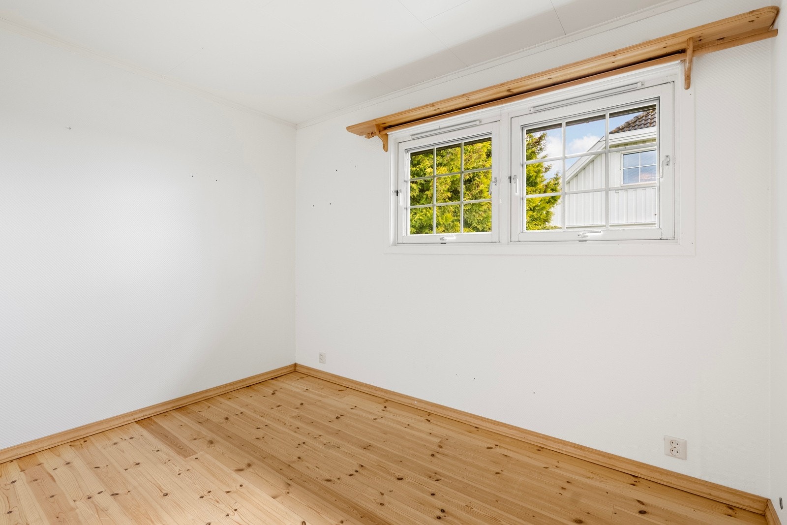 Soverom 2 med god plass til seng og garderobeløsning. Galleribilde