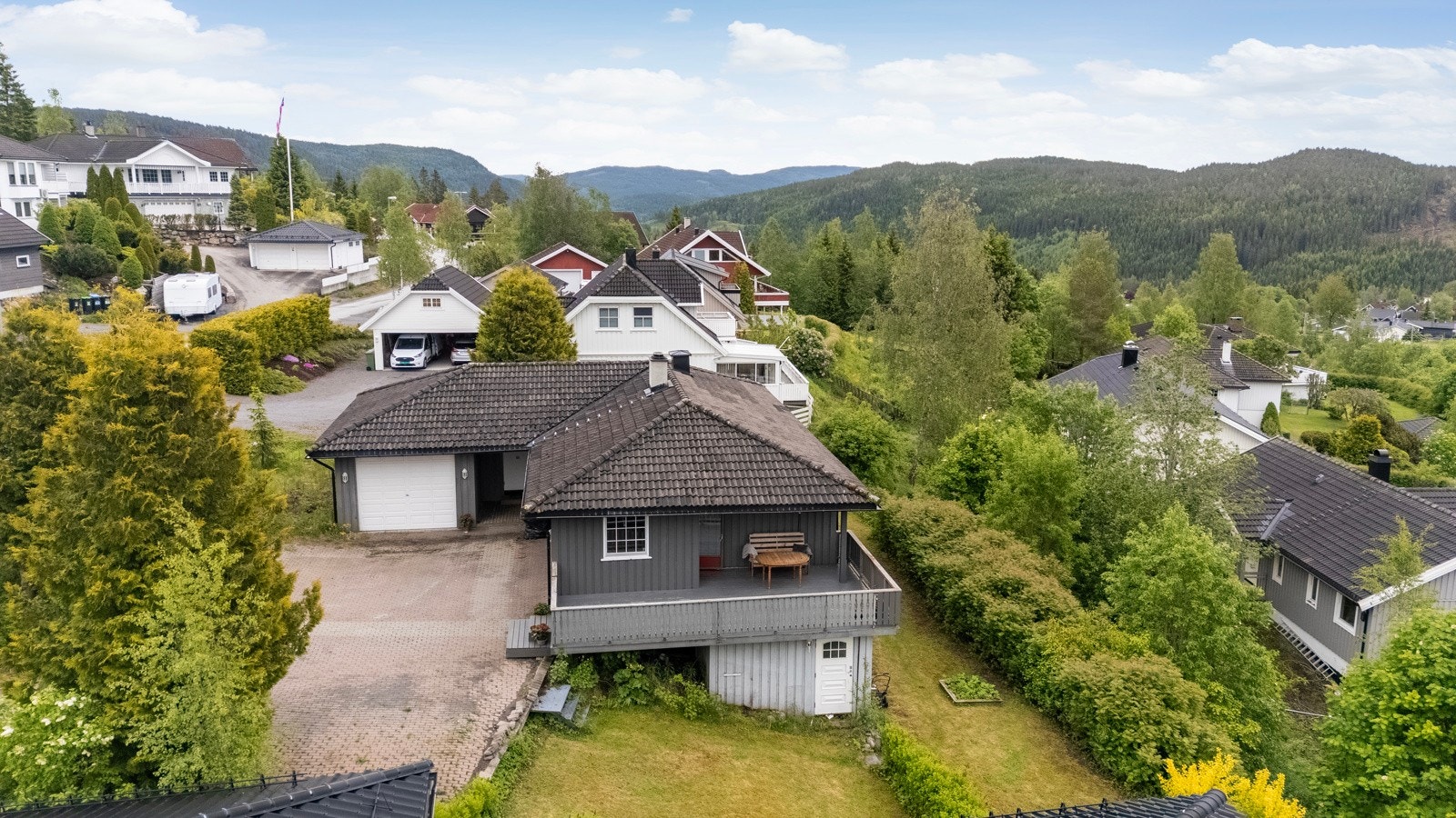 Eiet tomt på 913,7 kvm. Opparbeidet med belegningsstein, plenareal, støttemur i støpt betong og diverse beplantninger. Galleribilde