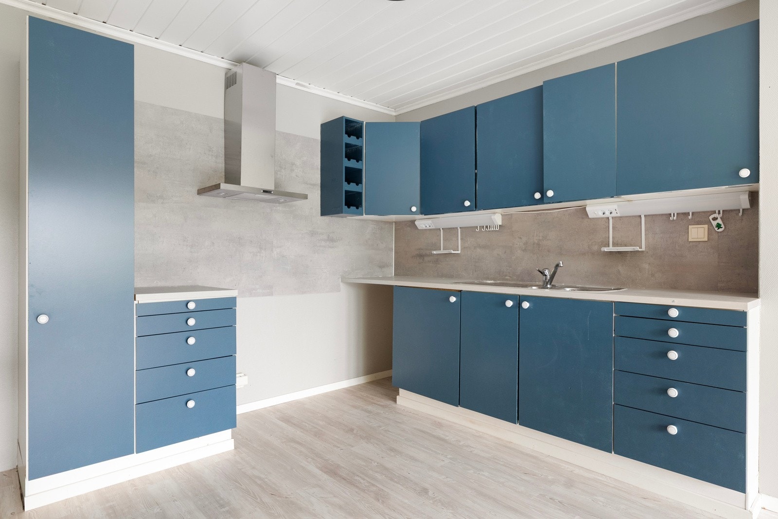 Innredning med glatte fronter og benkeplate av laminat med nedfelt oppvaskkum. Galleribilde