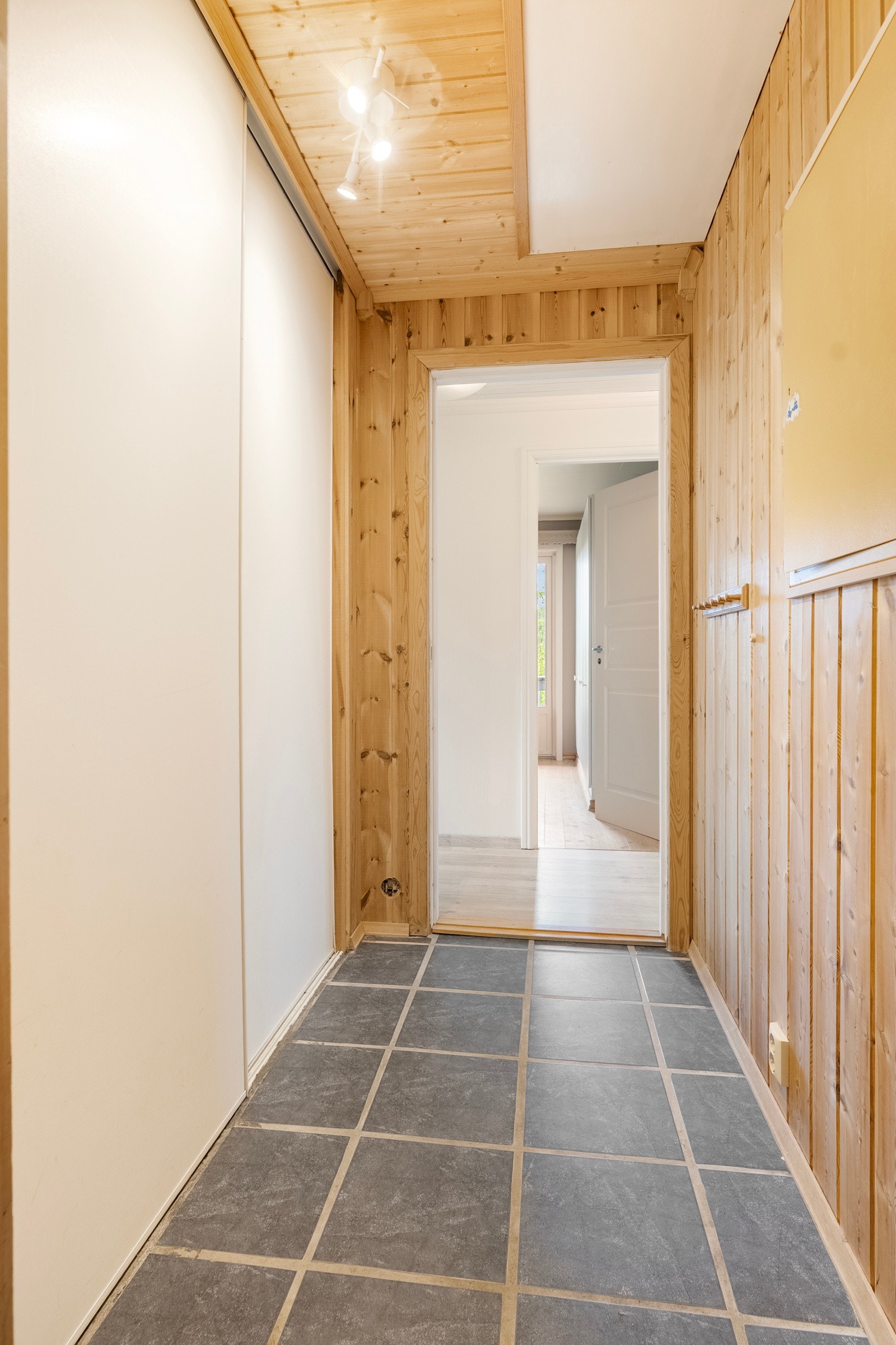 Romslig skyvedørsgarderobe sørger for god oppbevaring. Galleribilde
