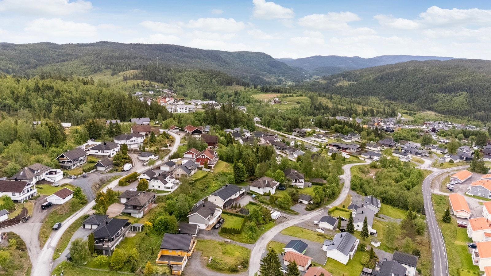 Det er nærhet til skole, barnehager, god offentlig kommunikasjon, matbutikk og treningssenter m.m. Galleribilde