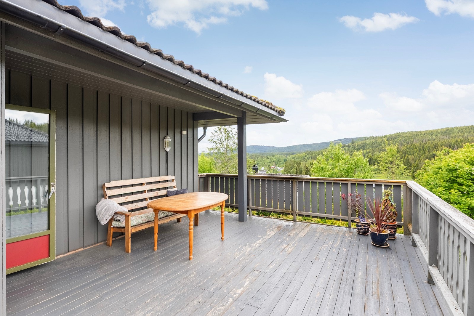 Fra kjøkken/spisestue har man utgang til en nord-vest og sør-vestvendt terrasse på 29 kvm Galleribilde