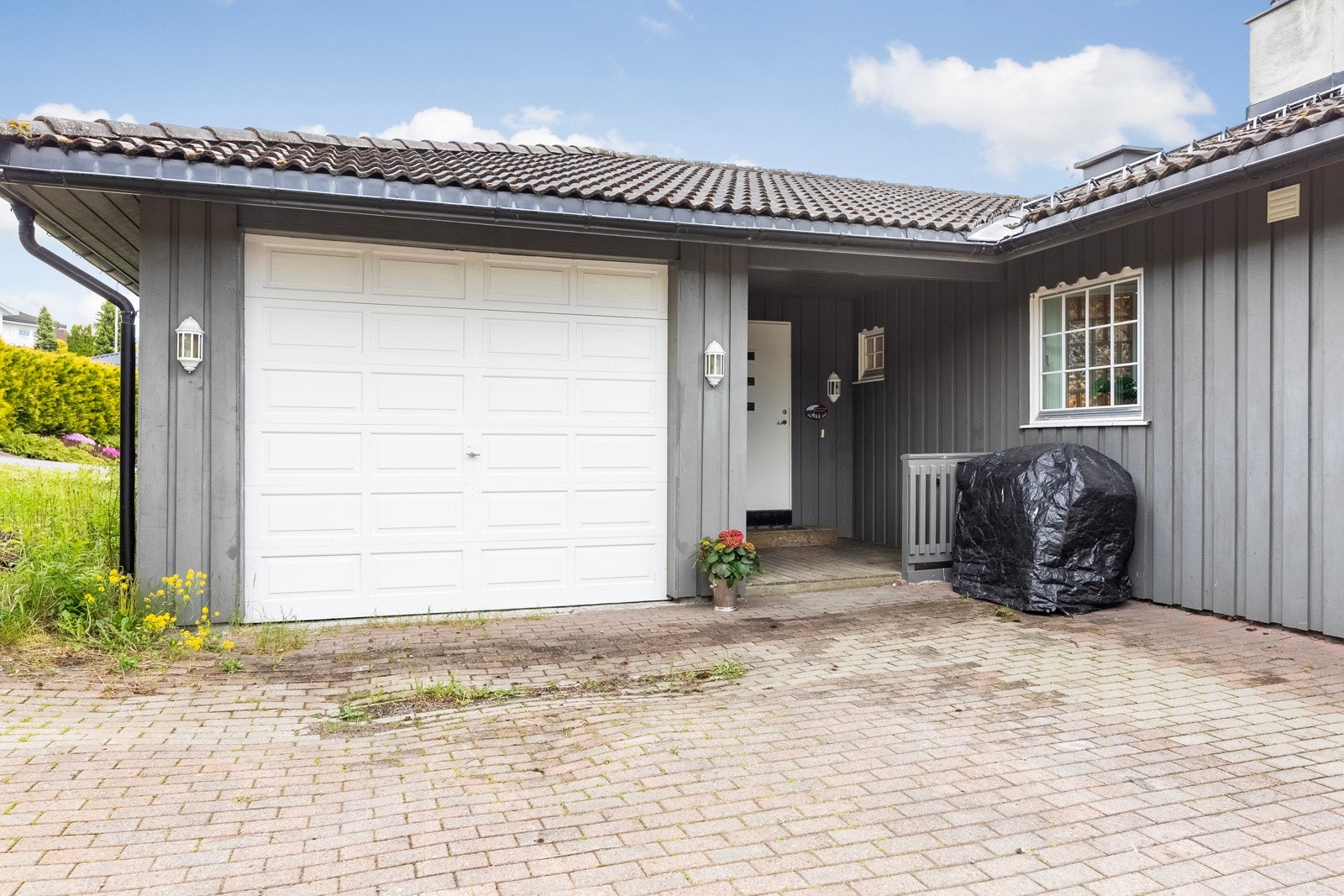 Parkering i integrert garasje og biloppstillingsplass på egen tomt. Galleribilde