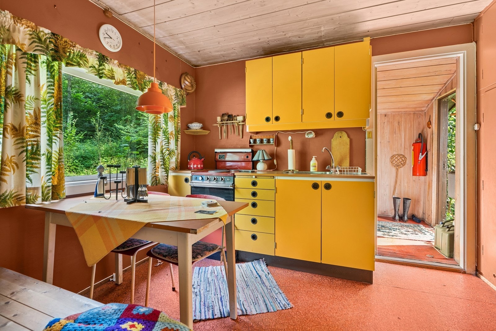 Eldre kjøkken som er utstyrt med en glatt kjøkkeninnredning, laminat benkeplate og utslagsvask med to-greps blandebatteri. Galleribilde