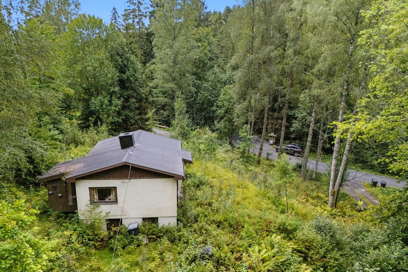 Det er bilvei helt frem og parkeringsmuligheter på tomten. Galleribilde