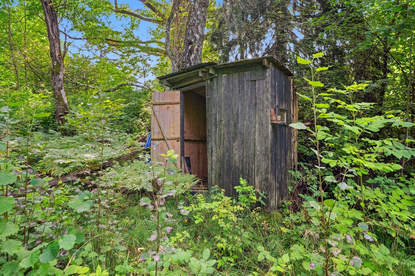 Det oppført en utedo på eiendommen. Galleribilde