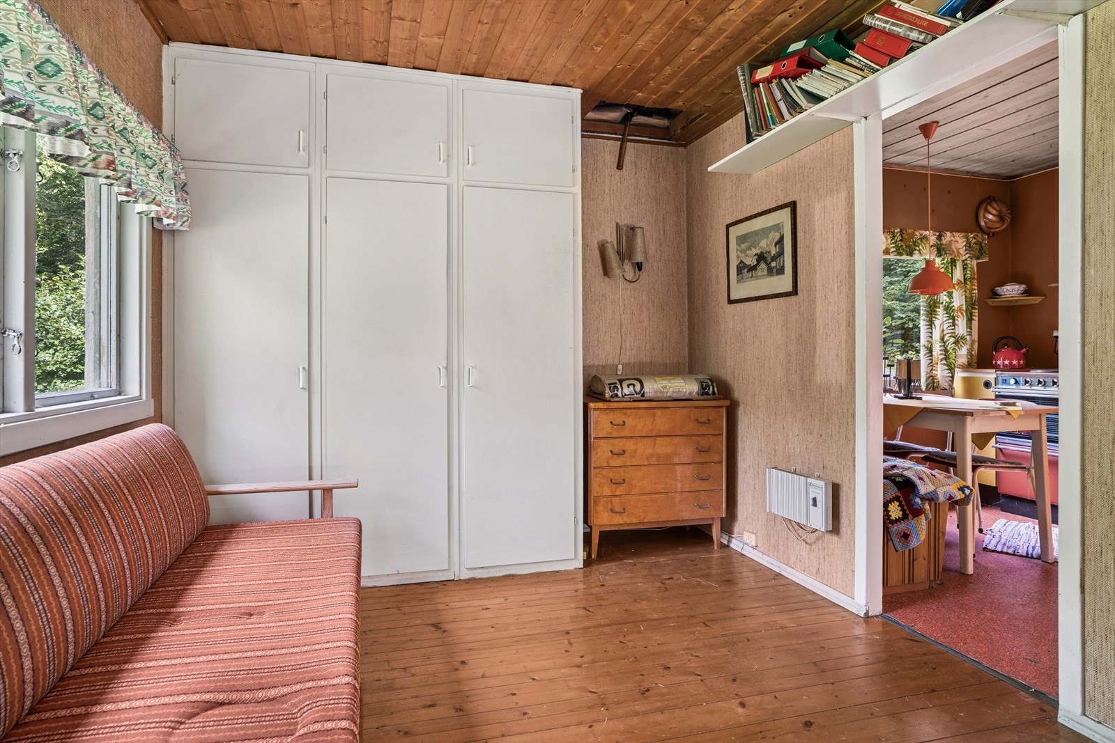 Stort garderobeskap med god plass til oppbevaring. Galleribilde