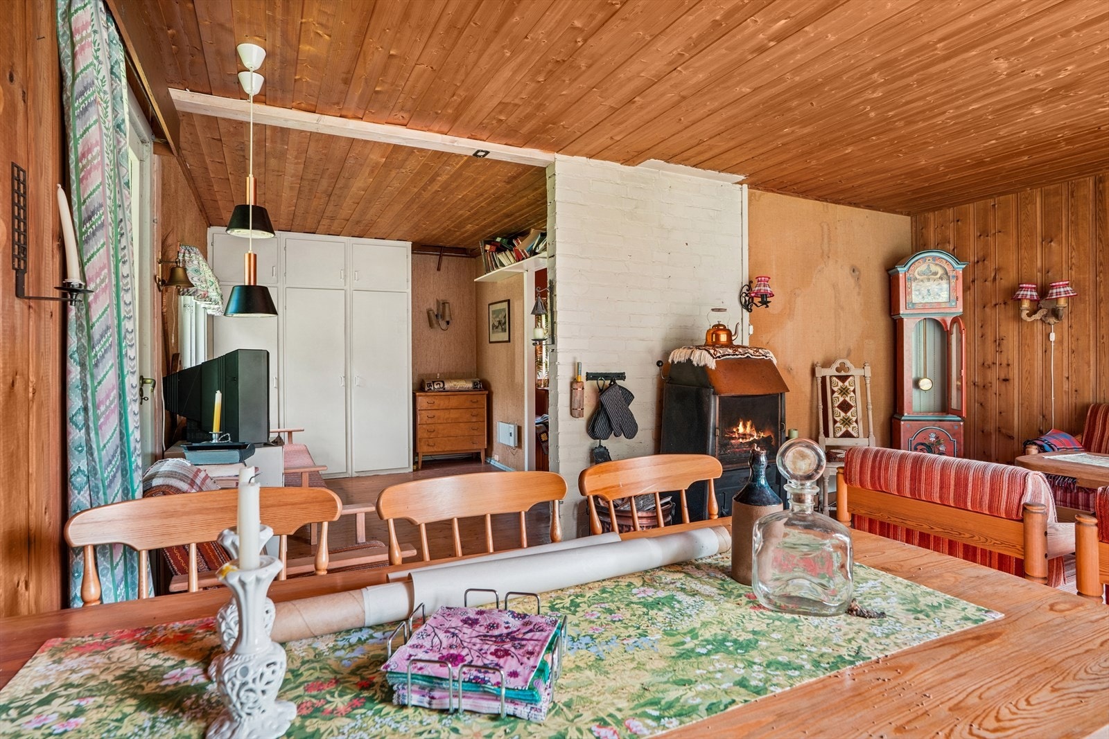 Sjarmerende stue som har flere møbleringsmuligheter. Galleribilde