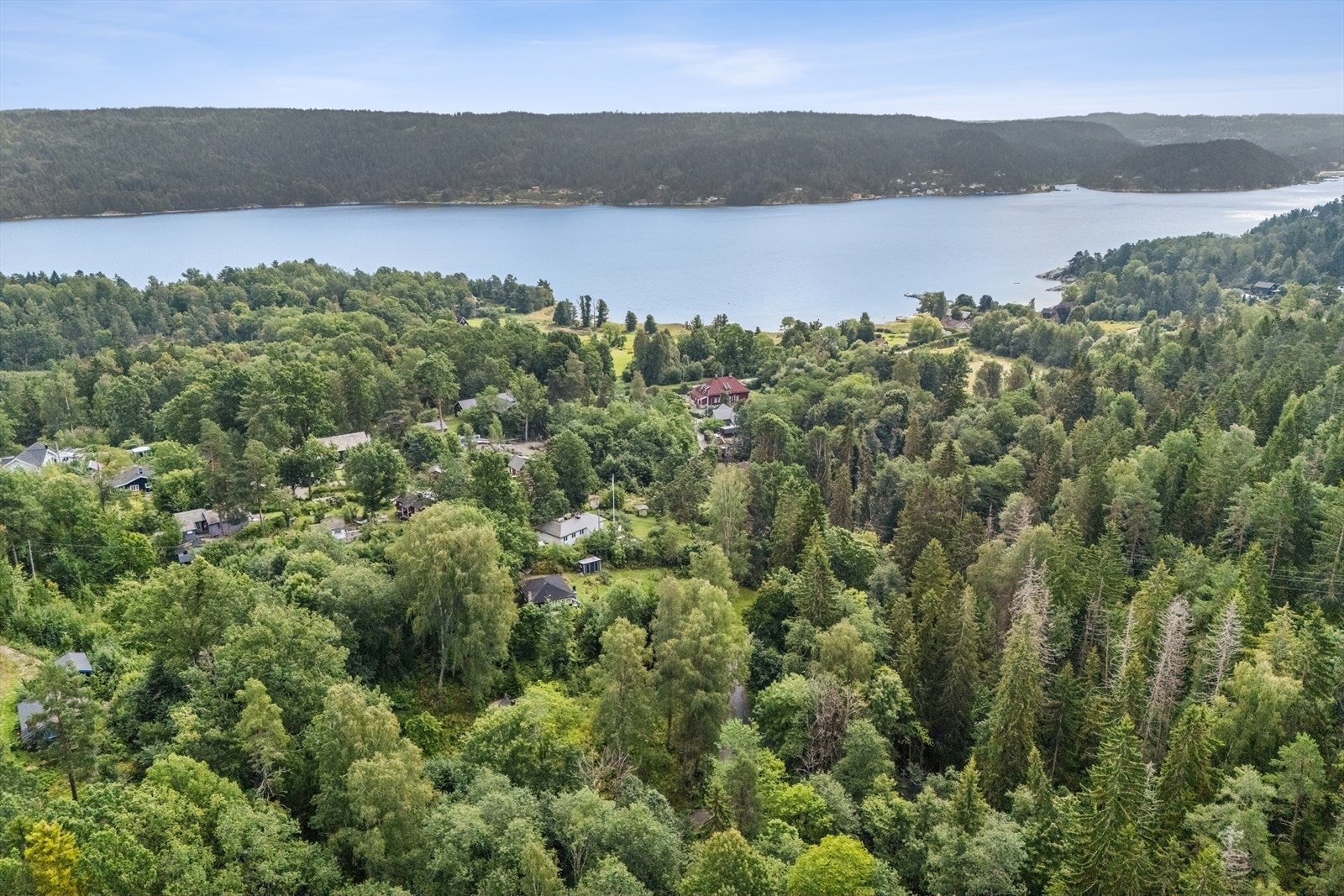 Stedet byr ellers på varierte naturopplevelser i form av båtliv og fiske, så vel som turer langs flotte strandområder, idylliske kyststier og i Nesoddmarka. Galleribilde