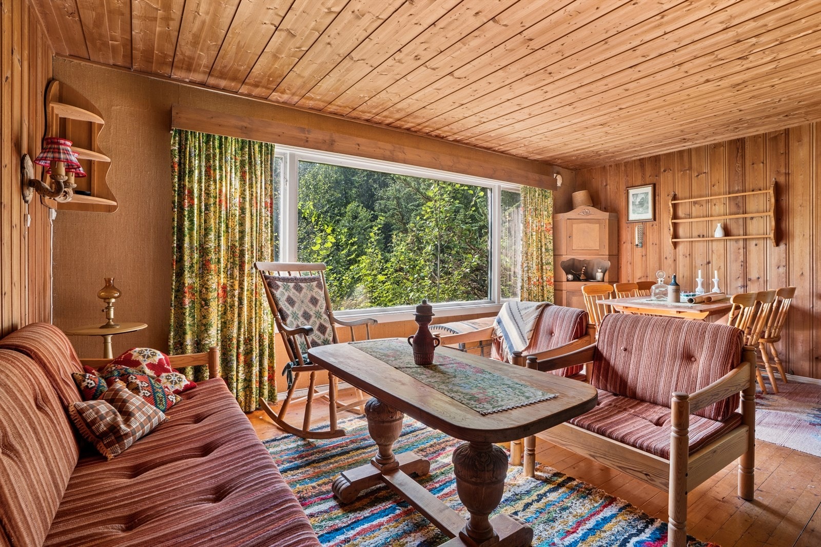 Stuen har store vindusflater som gir en god atmosfære i rommet. Galleribilde