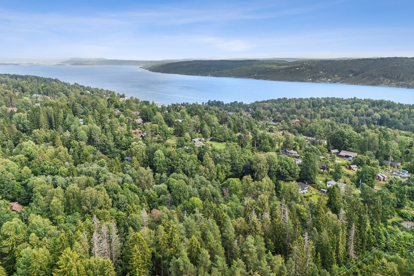 Det er kort vei til nærmeste bussholdeplass, Solbukta, som korresponderer med buss til Nesoddtangen hvor det går båt over til Aker Brygge og Lysaker. Galleribilde