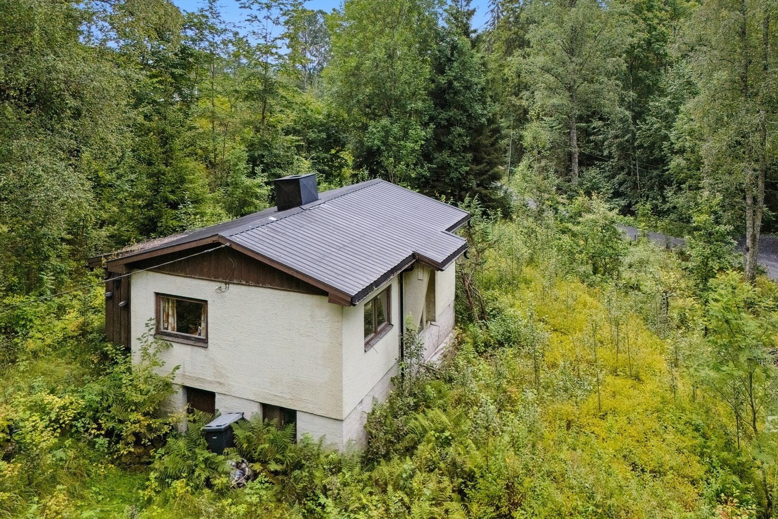 Hytta har innlagt strøm(det er usikkert om den er koblet på), men ikke vann og avløp. Galleribilde