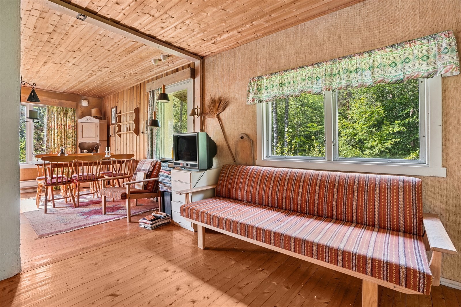 Her er et plass til å innrede med en stor sovesofa. Galleribilde