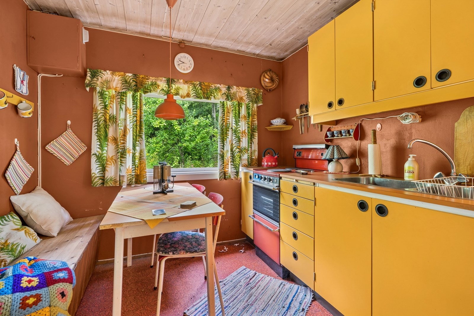 Hvitevarer består av komfyr og kjøl/frys. Galleribilde