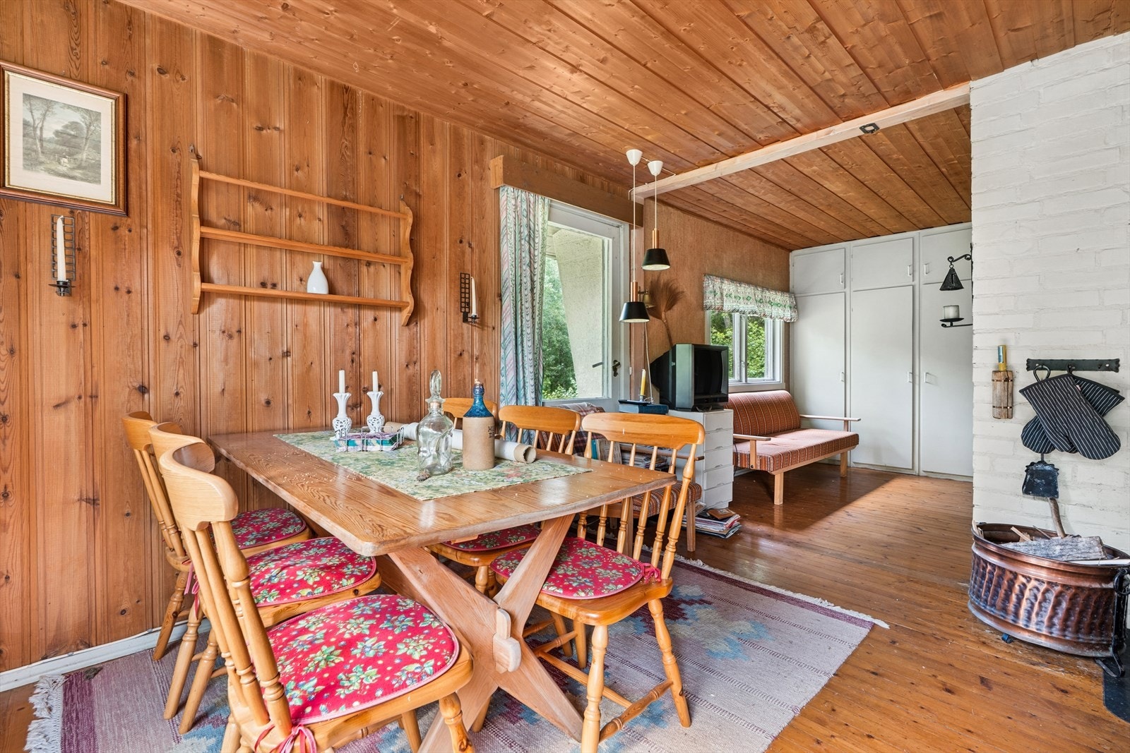 Venner og familie kan samles rundt bordet for måltider, brettspill og kvalitetstid sammen. Galleribilde