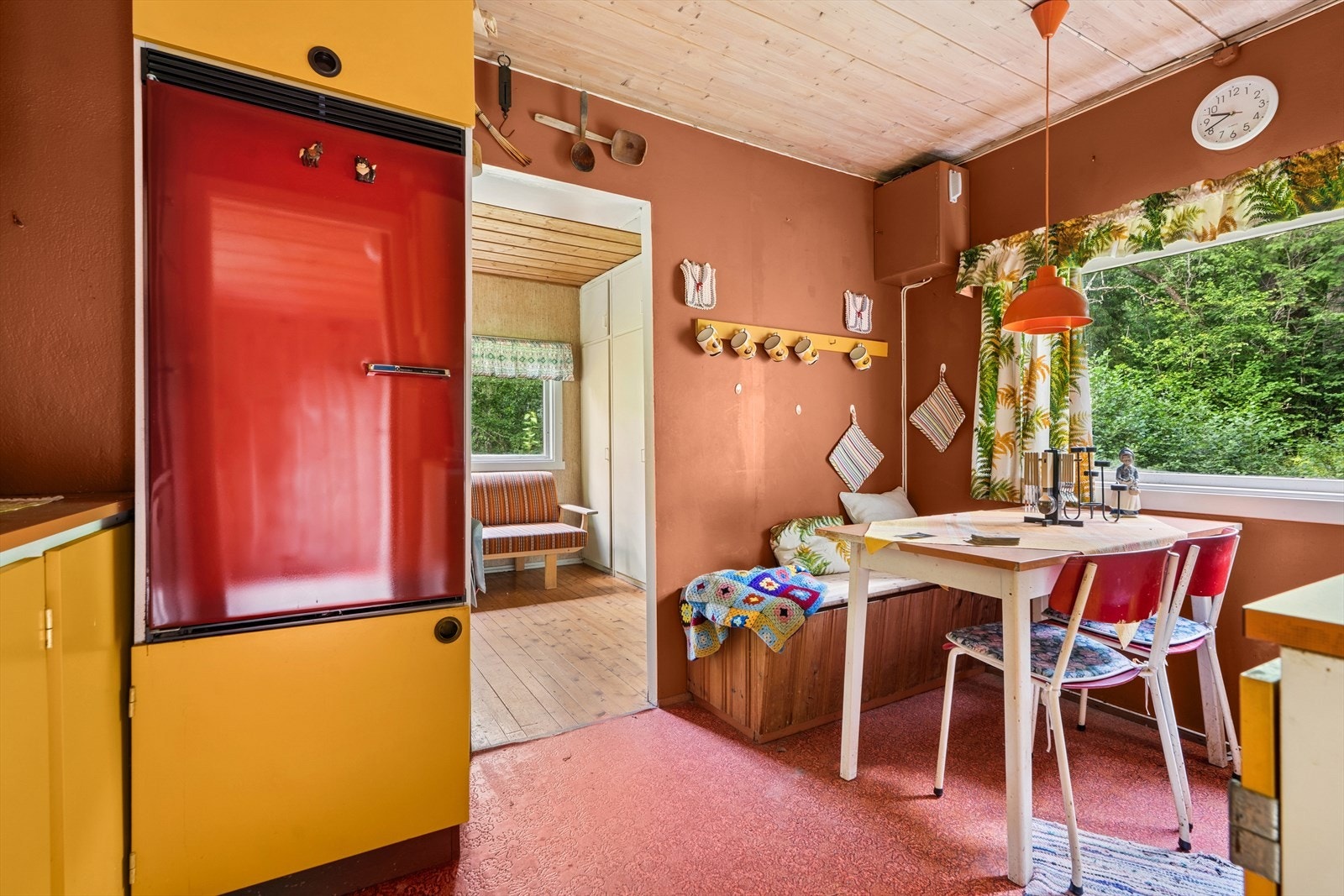 Koselig spiseplass ved vinduet. Galleribilde