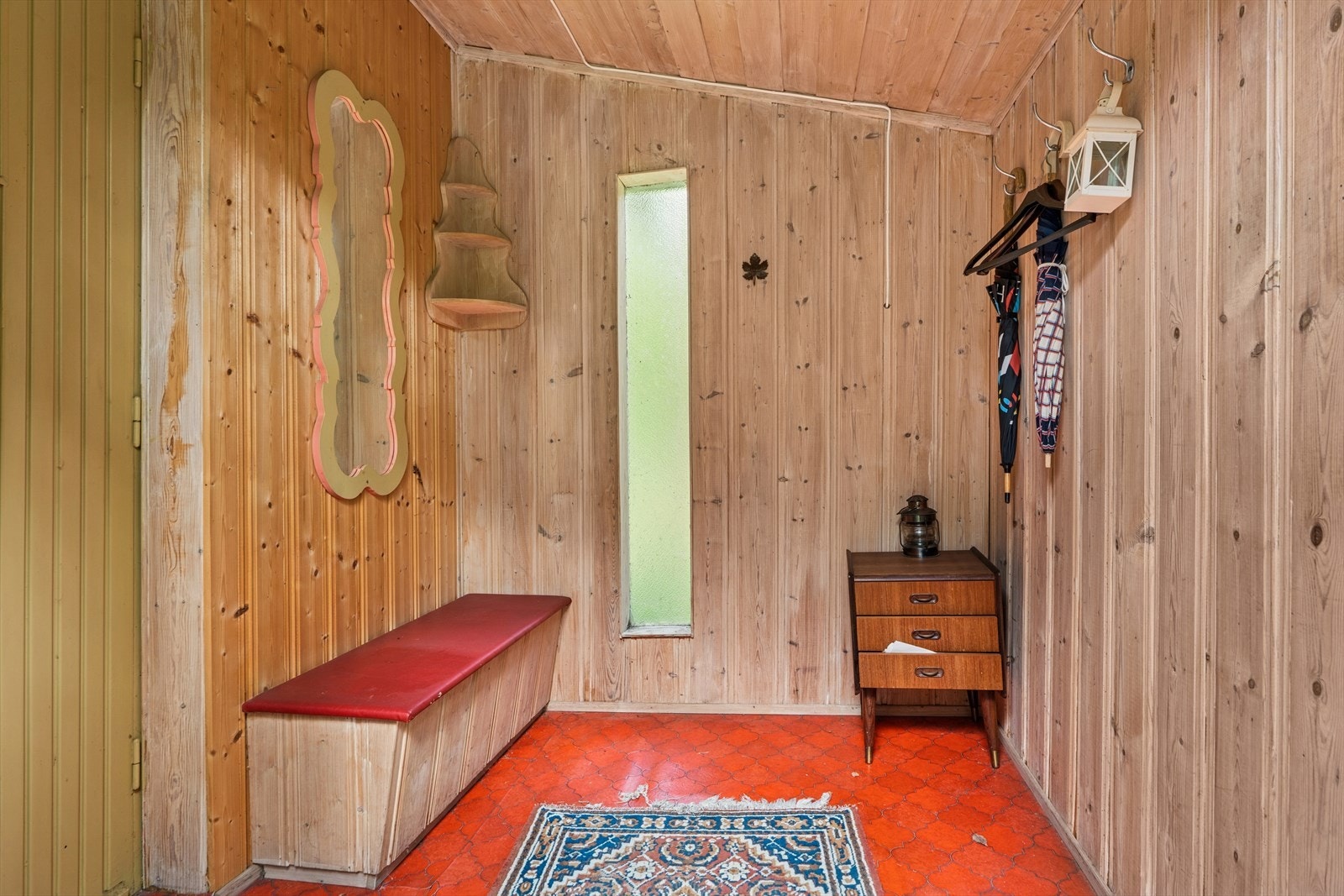 Romslig entré med plassbygd benk og muligheter for oppheng av ytterklær. Galleribilde