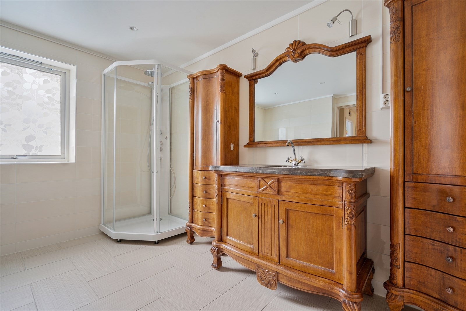 Et bad med karakter - den vakre servantskapet i heltre tilfører både sjarm og varme til rommet Galleribilde