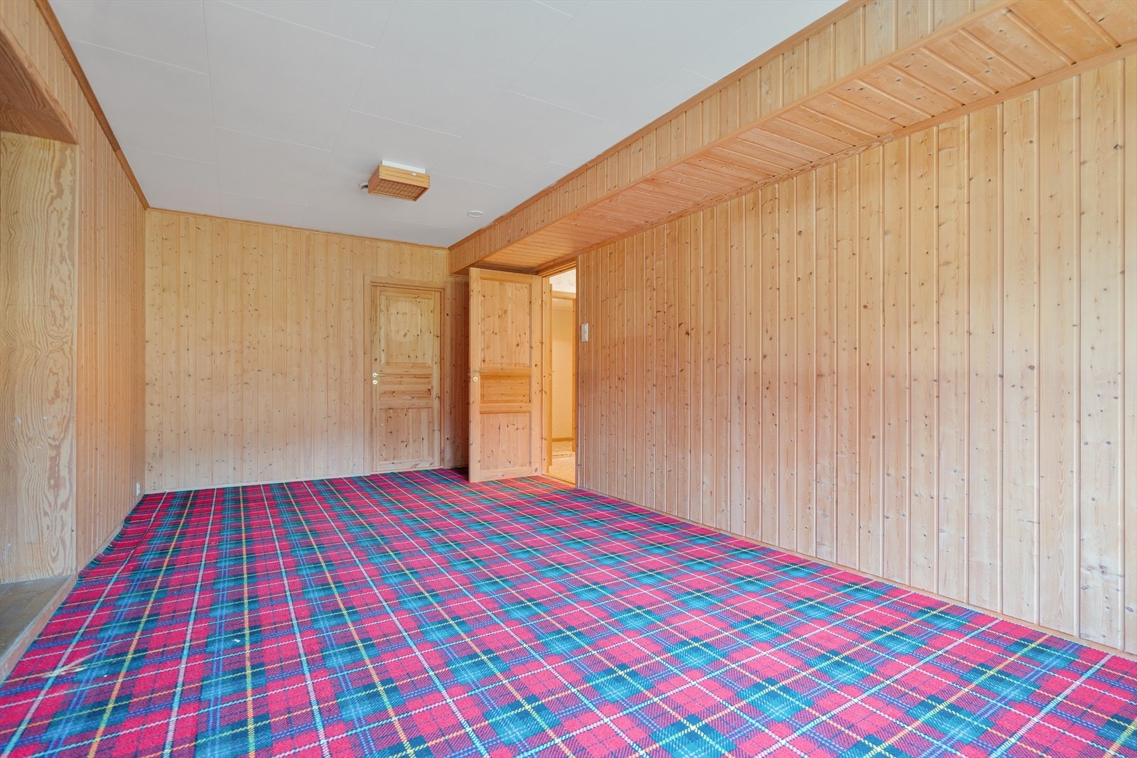 Et sjarmerende rom med panelvegger og nostalgisk preg. Rommet er godkjent som "aktivitetsrom". Galleribilde