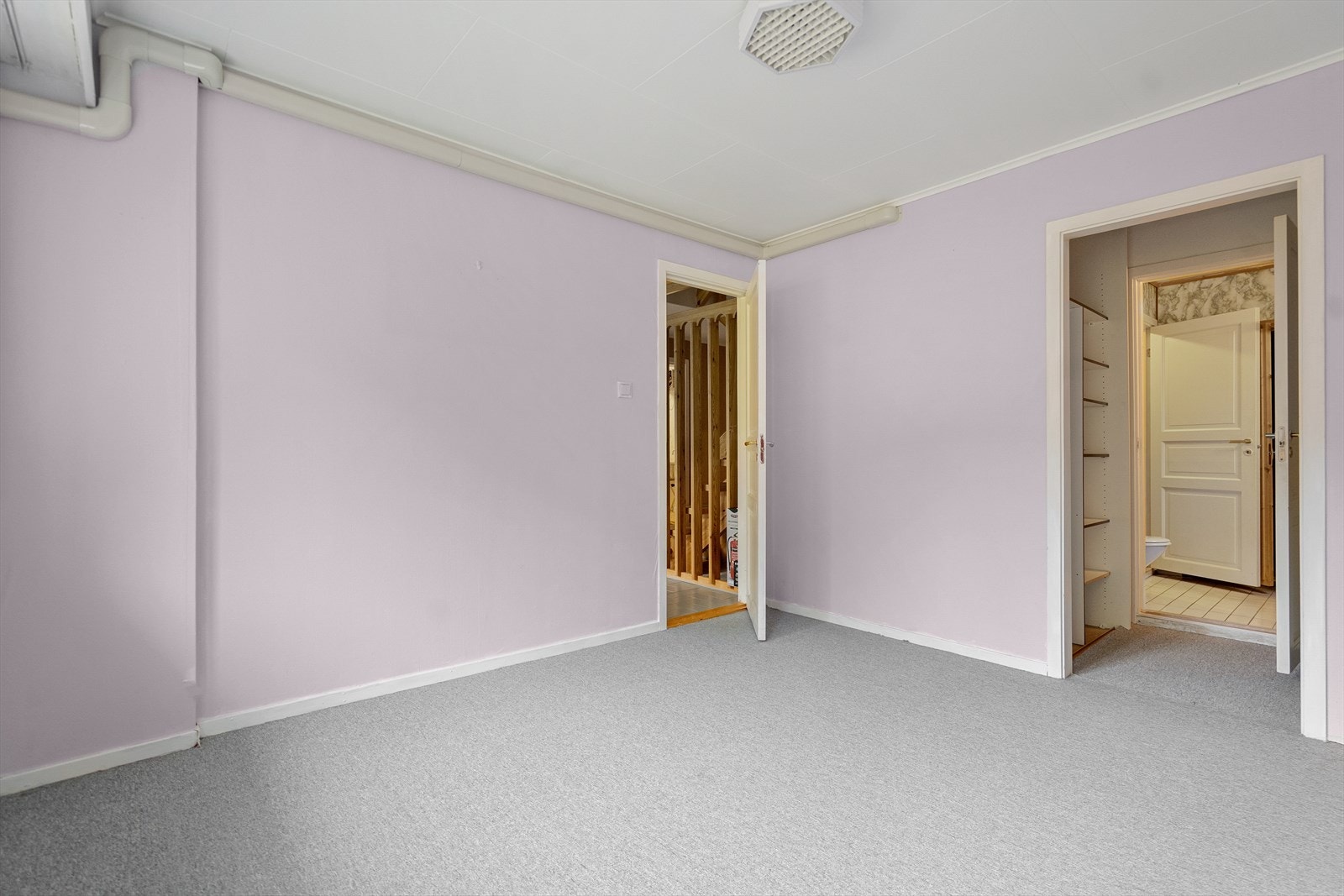 Fra soverommet er det en praktisk gang med oppbevaring før du kommer inn på badet Galleribilde