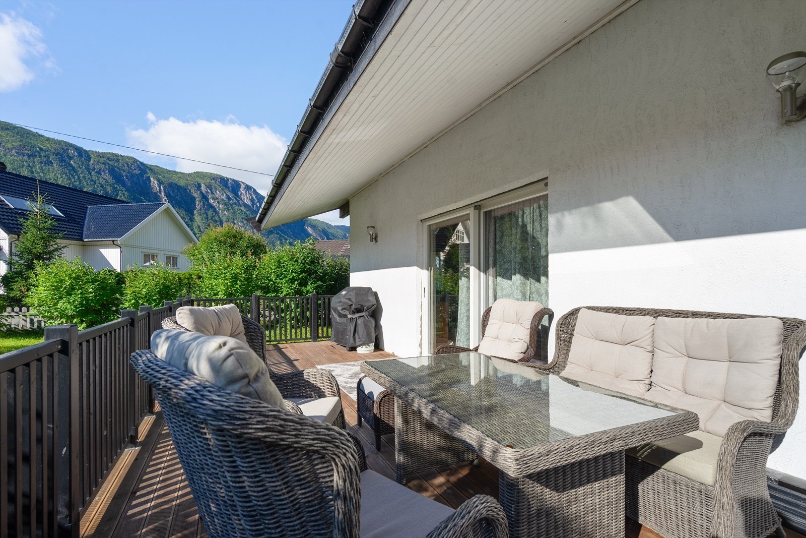 Terrassen har plass til både spisegruppe og sittegruppe - en forlengelse av stuen som inviterer til lange sommerdager ute Galleribilde
