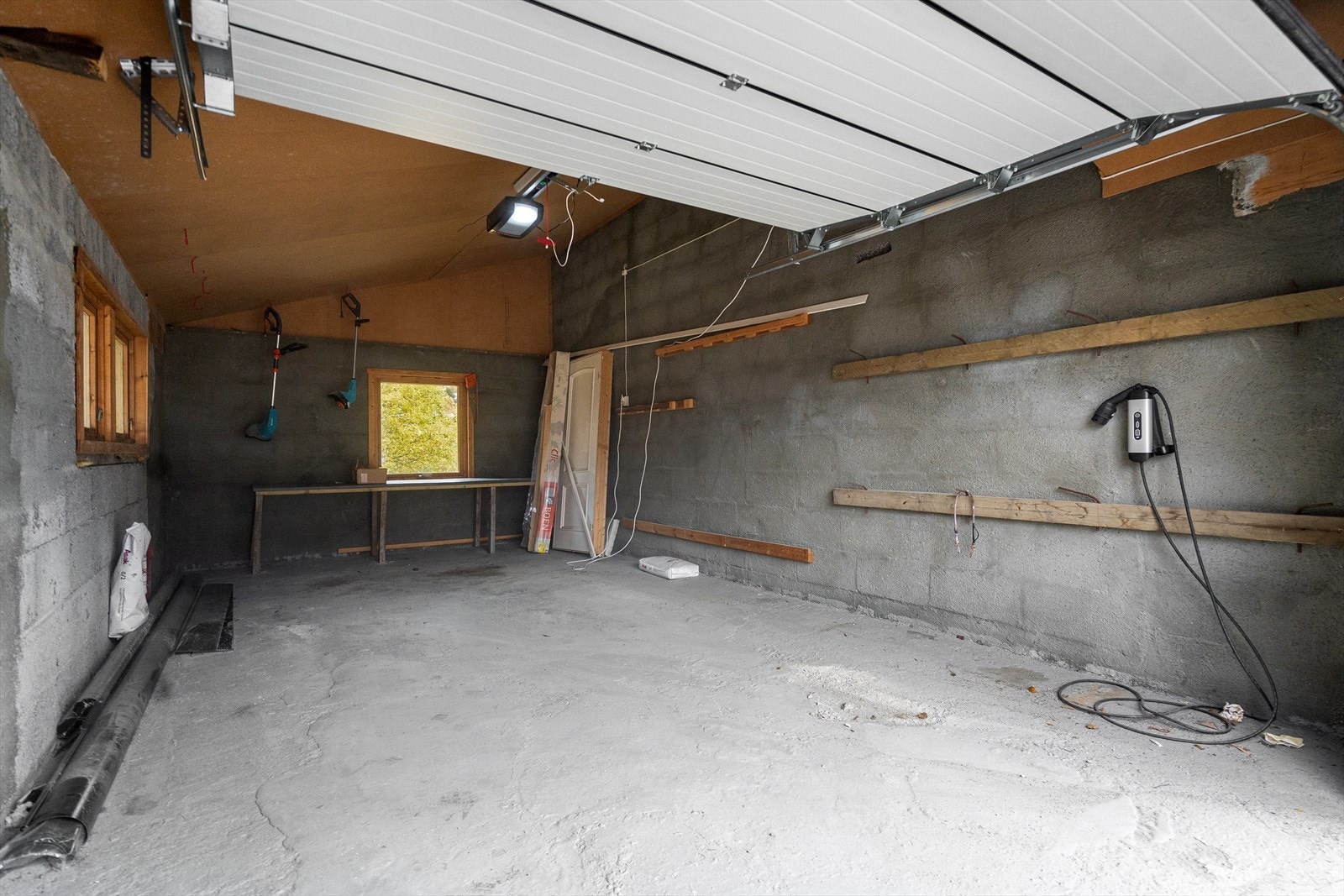 Garasje med plass til både bil og lagringsplass - garasjen er utstyrt med elbillader Galleribilde