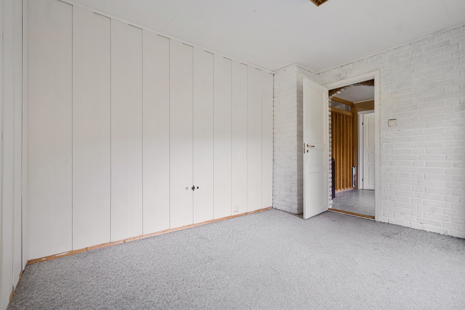 Et lyst og svalt rom som egner seg godt som hobbyrom eller kontor. Rommet er godkjent som "kontor" i byggetegninger. Galleribilde