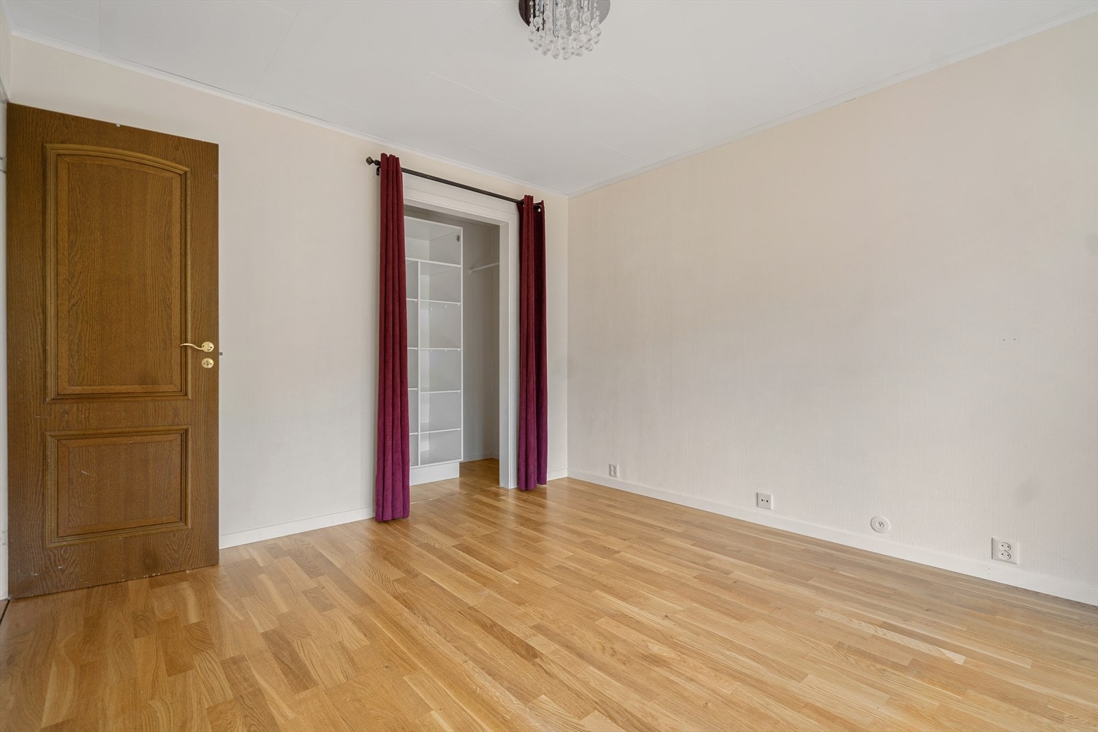 Soverom 1 - Praktisk garderobeløsning med god oppbevaringsplass - perfekt for å holde soverommet ryddig og oversiktlig Galleribilde