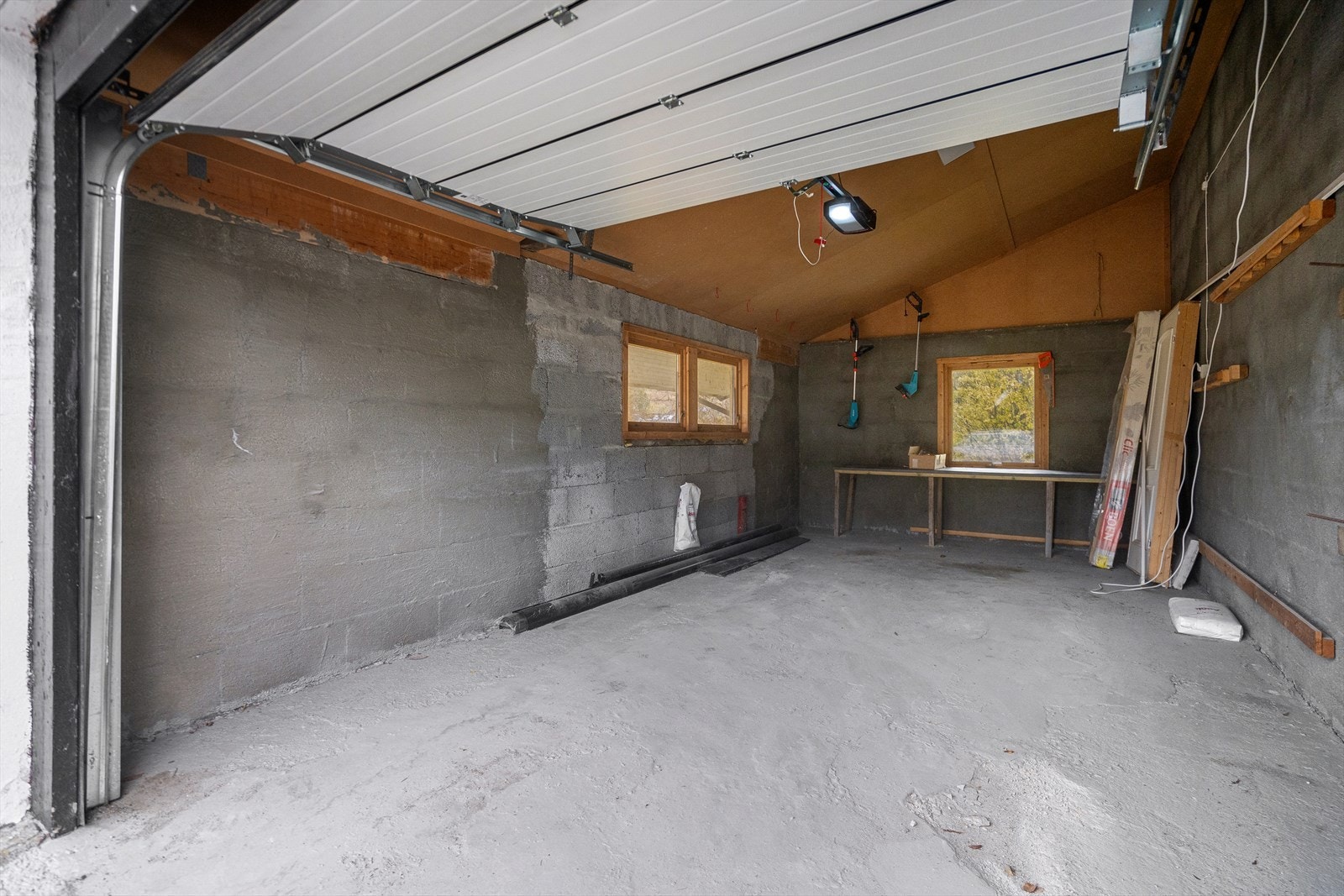 Garasje med plass til både bil og lagringsplass Galleribilde