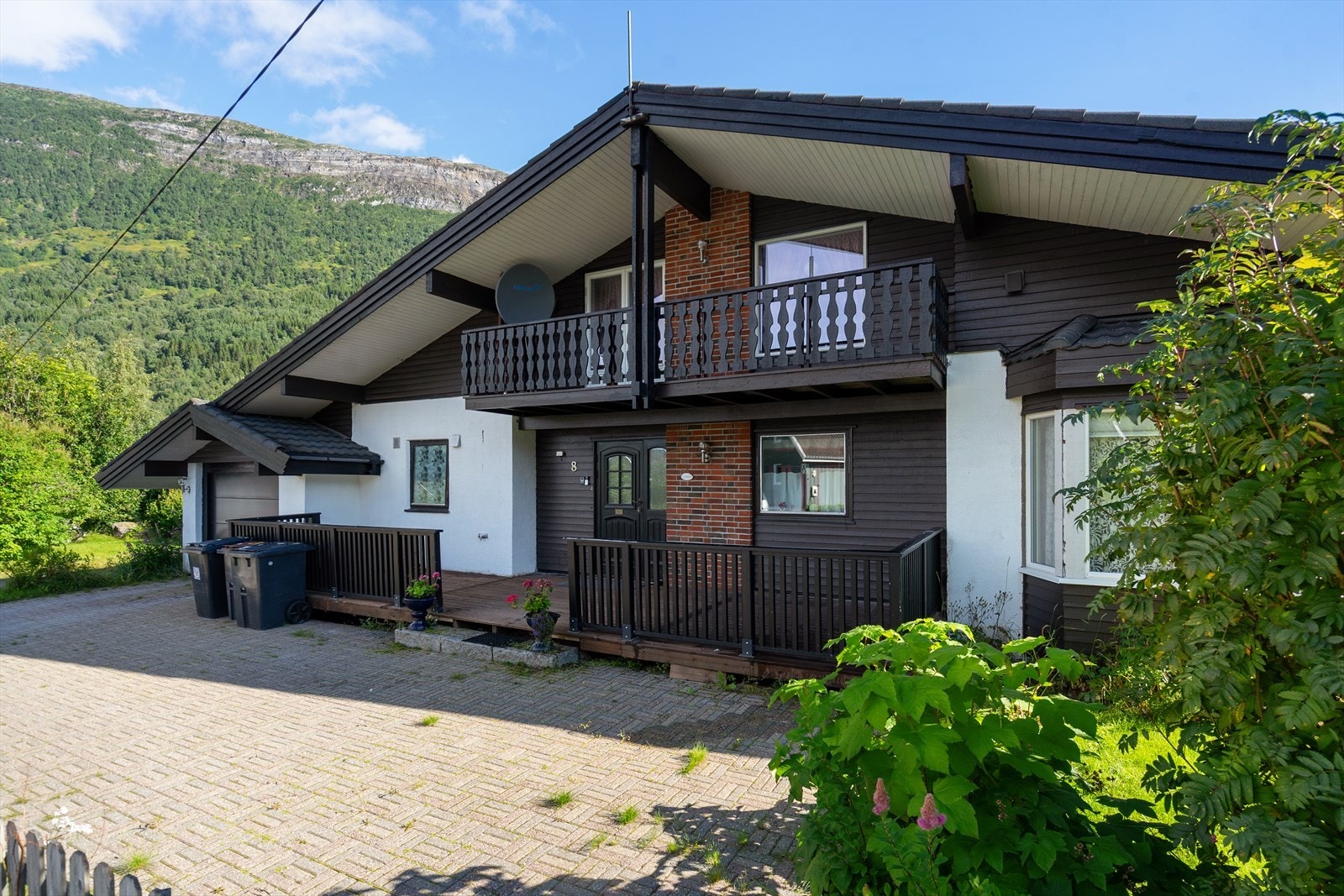 Et sjarmerende inngangsparti med overbygd terrasse ønsker deg velkommen hjem Galleribilde