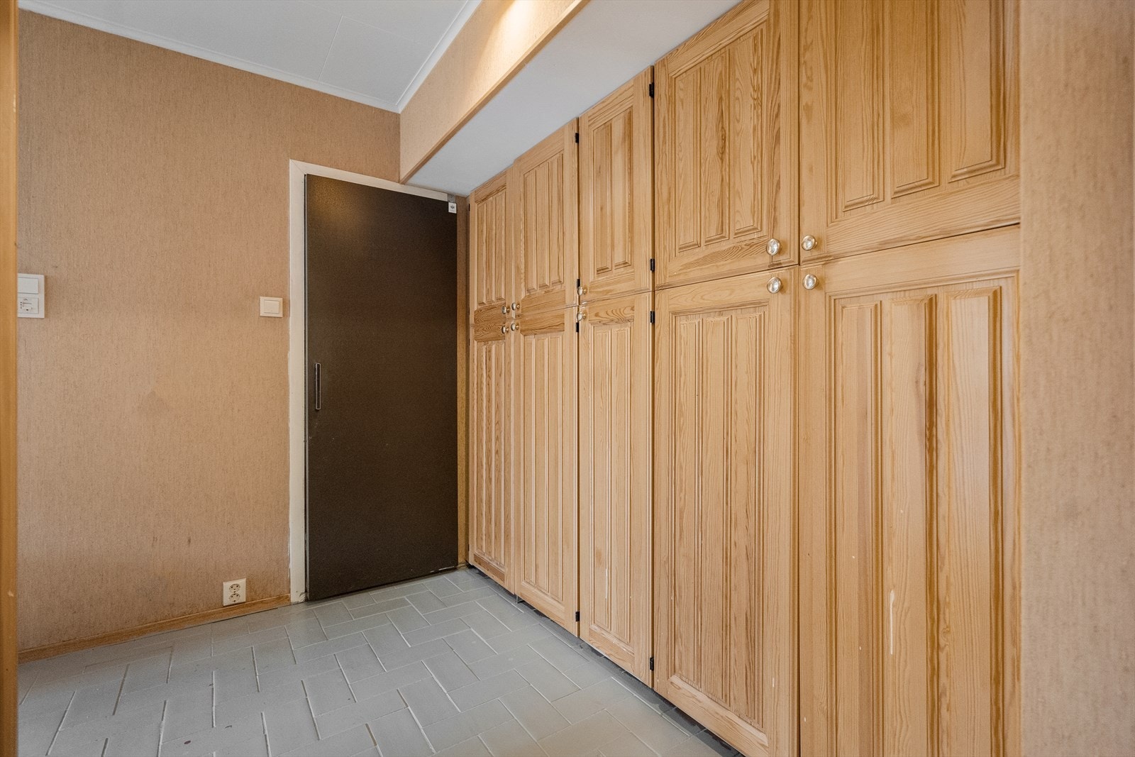 Romslig gang med plassbygde skap Galleribilde