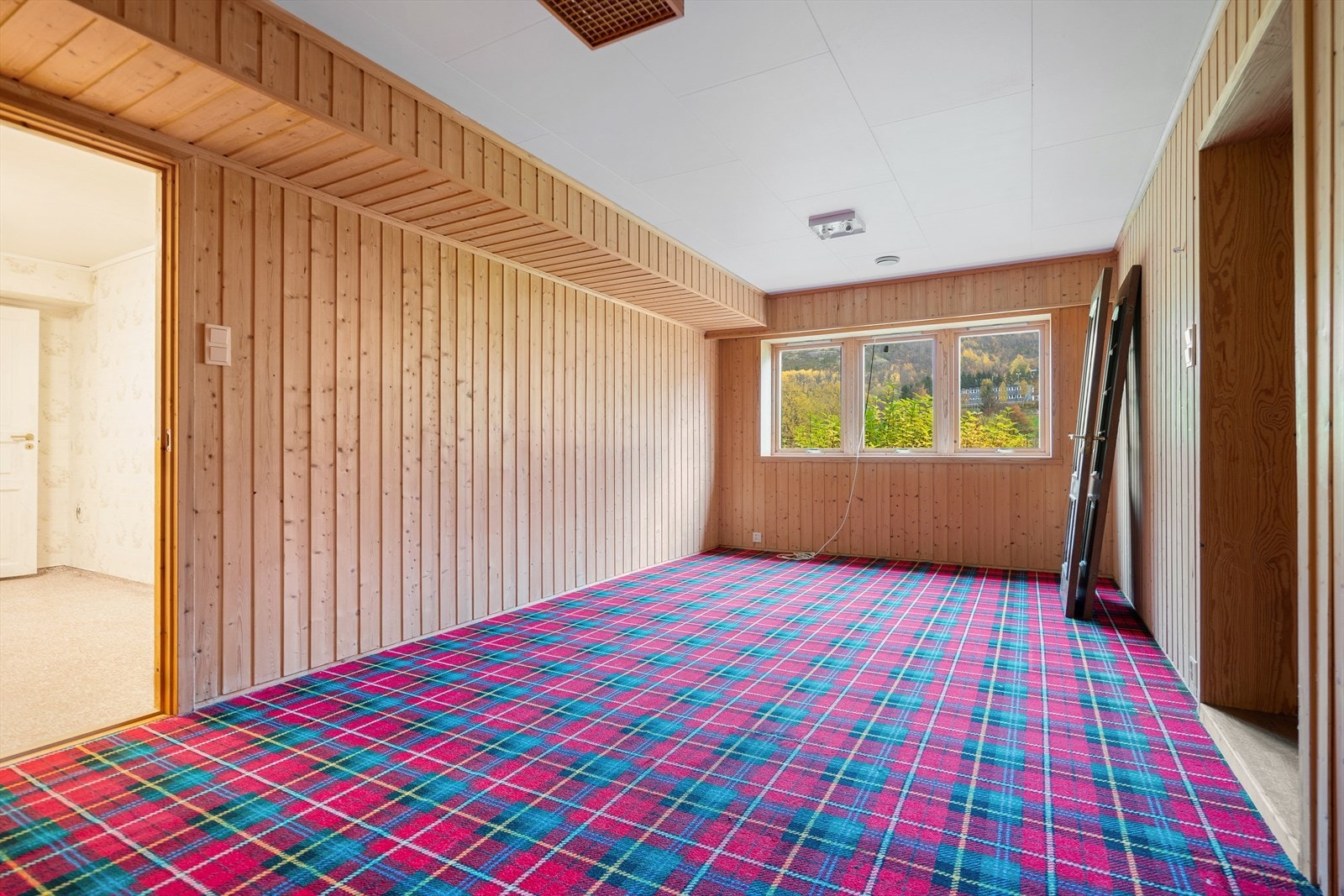 Store vinduer gir godt dagslys, og rommets størrelse gjør det fleksibelt for ulike behov - fra treningsrom til hobbyrom. Alternativ ombygge til en kjellerstue/større soverom. Galleribilde