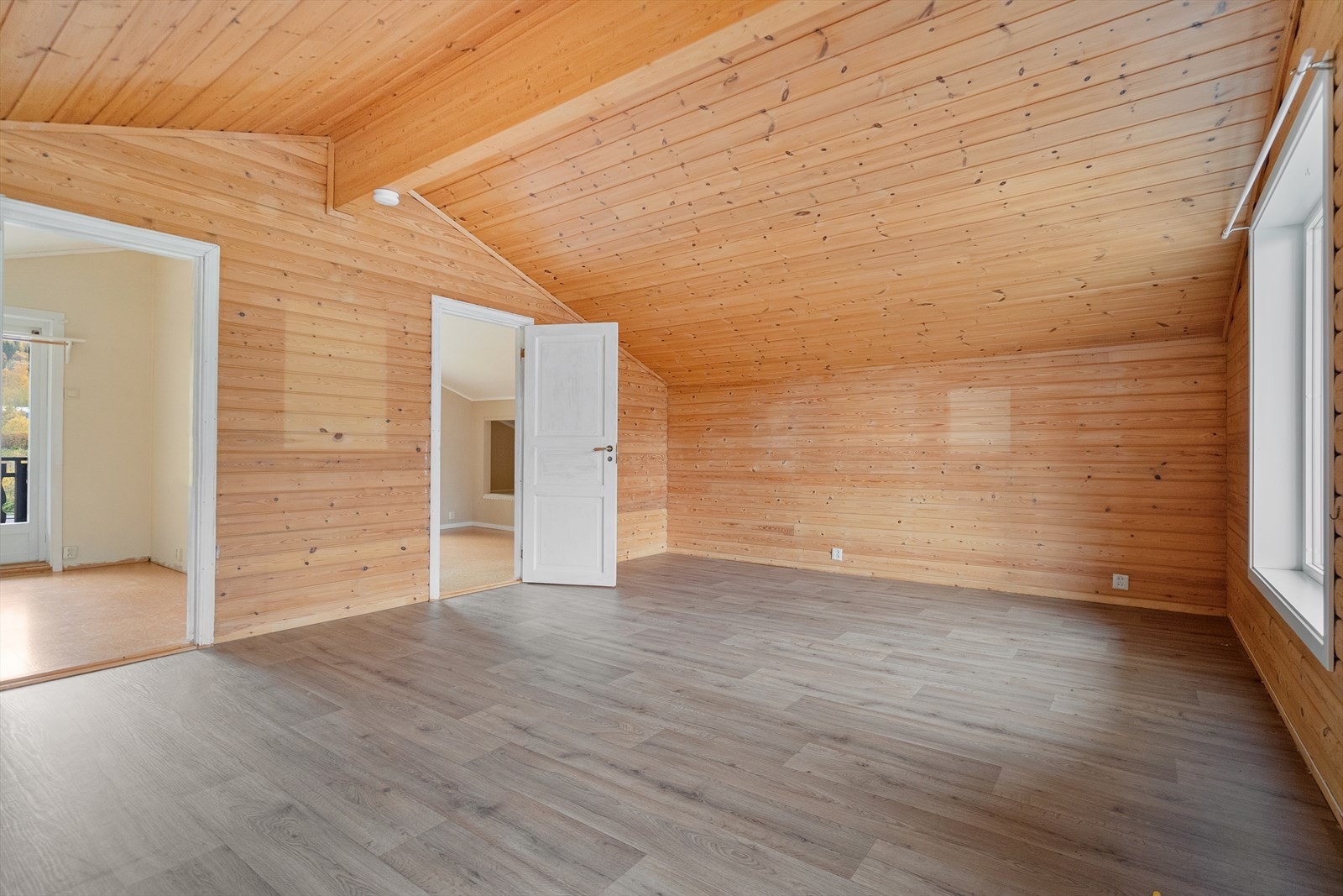 Åpen og luftig planløsning med tilknytning til flere rom - perfekt for familier som ønsker både felleskap og litt egentid Galleribilde