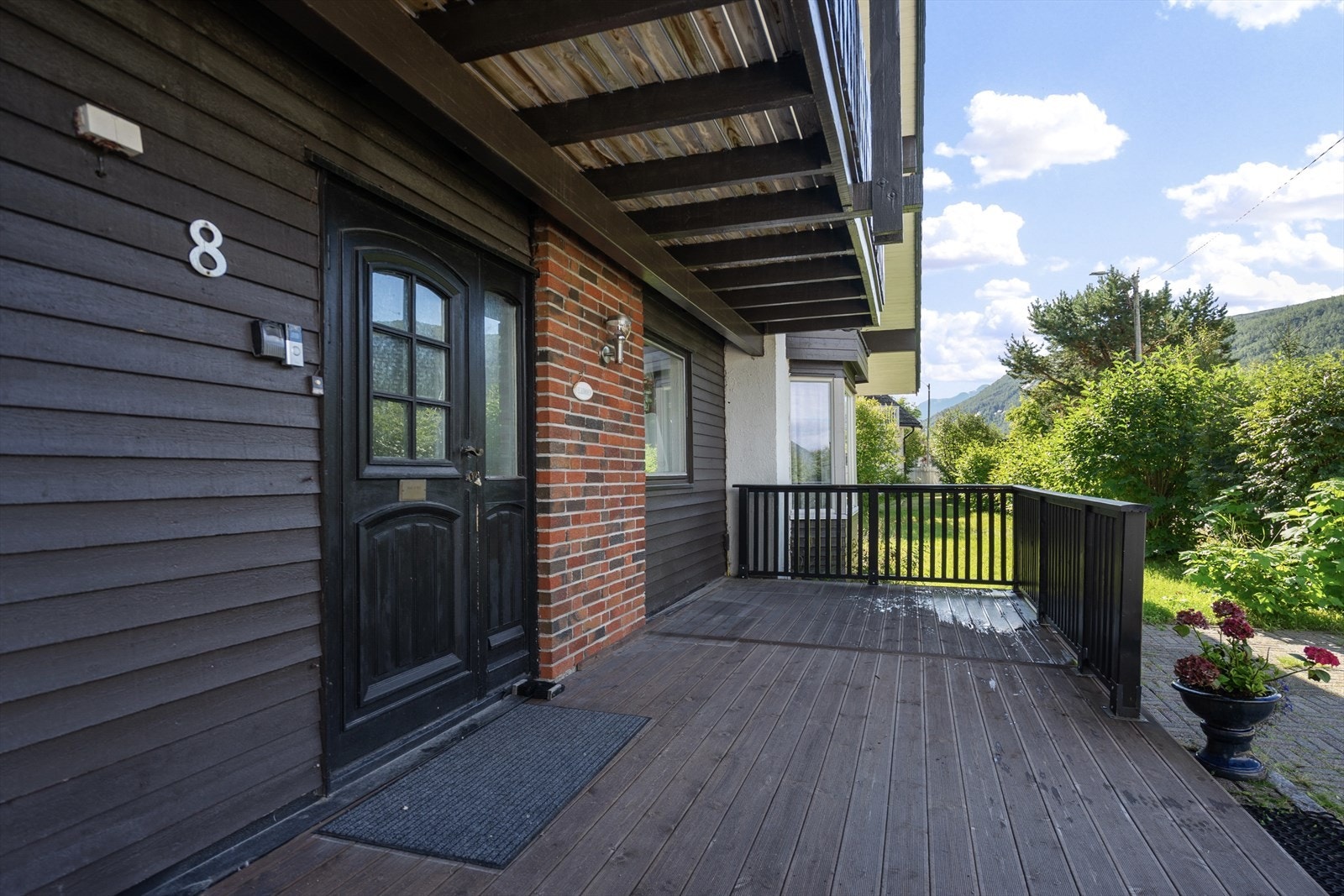 Boligen har en lun og grønn adkomst, med hage som omkranser eiendommen og innbyr til rolige stunder utendørs Galleribilde