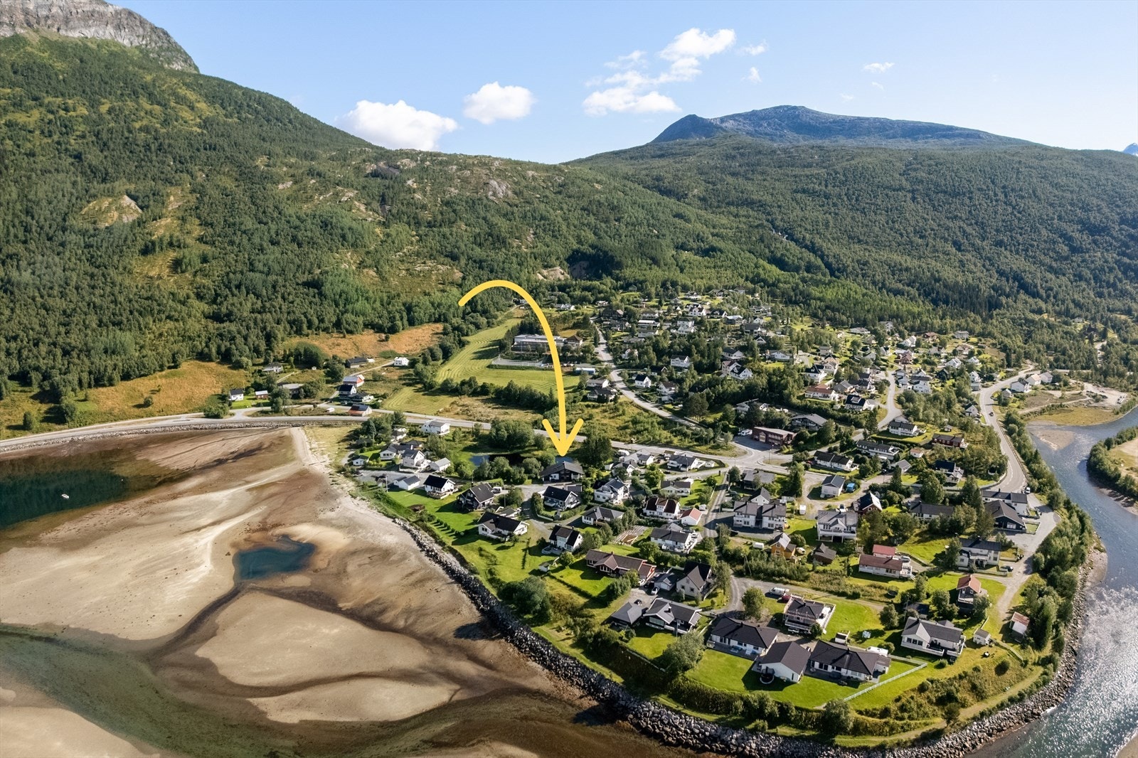 En eiendom med flott utsyn, kort vei til skole, barnehage og gode turområder rett utenfor døren Galleribilde