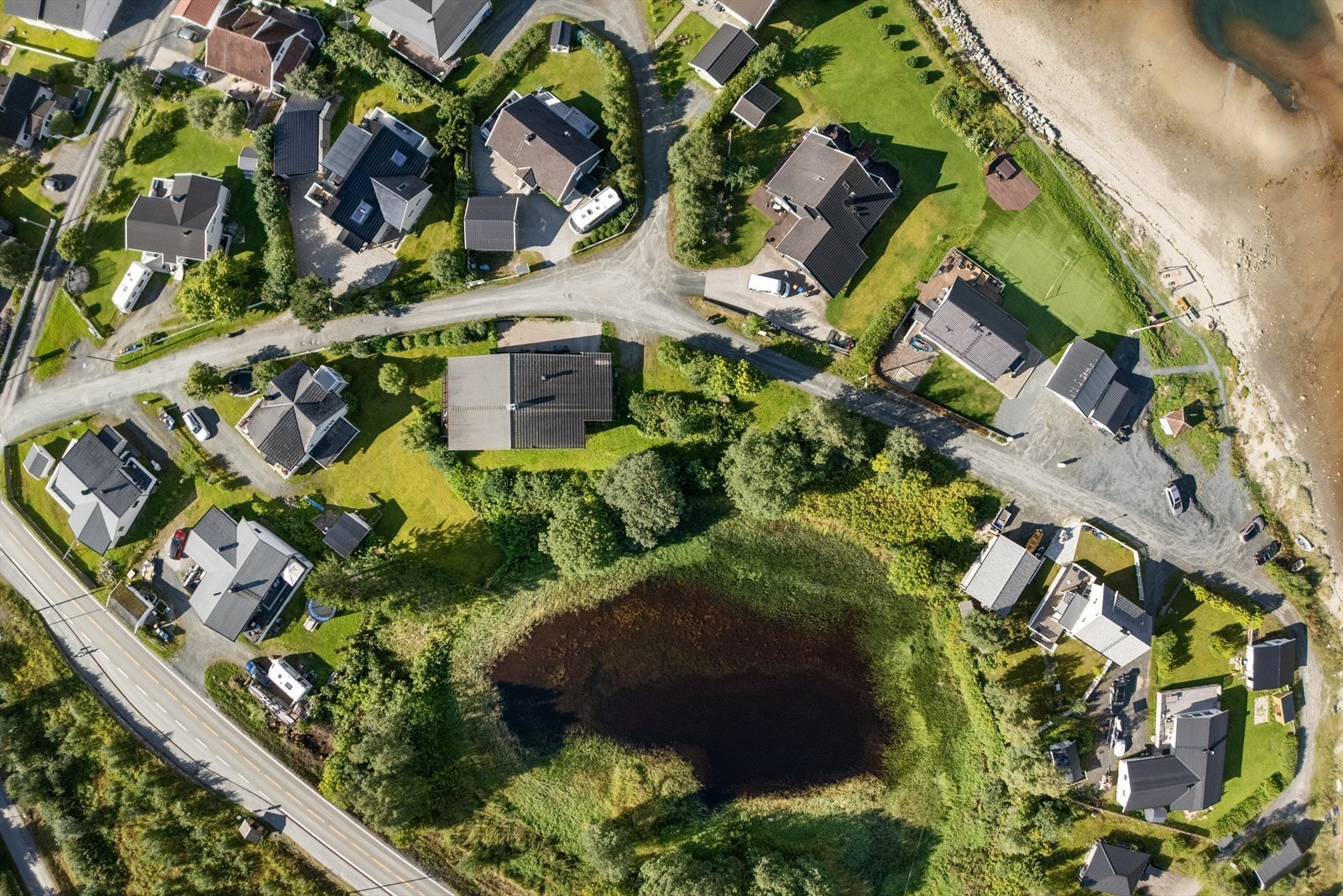 Eiendommen ligger fint til på en romslig tomt med kort vei til både sjøen og naturen Galleribilde