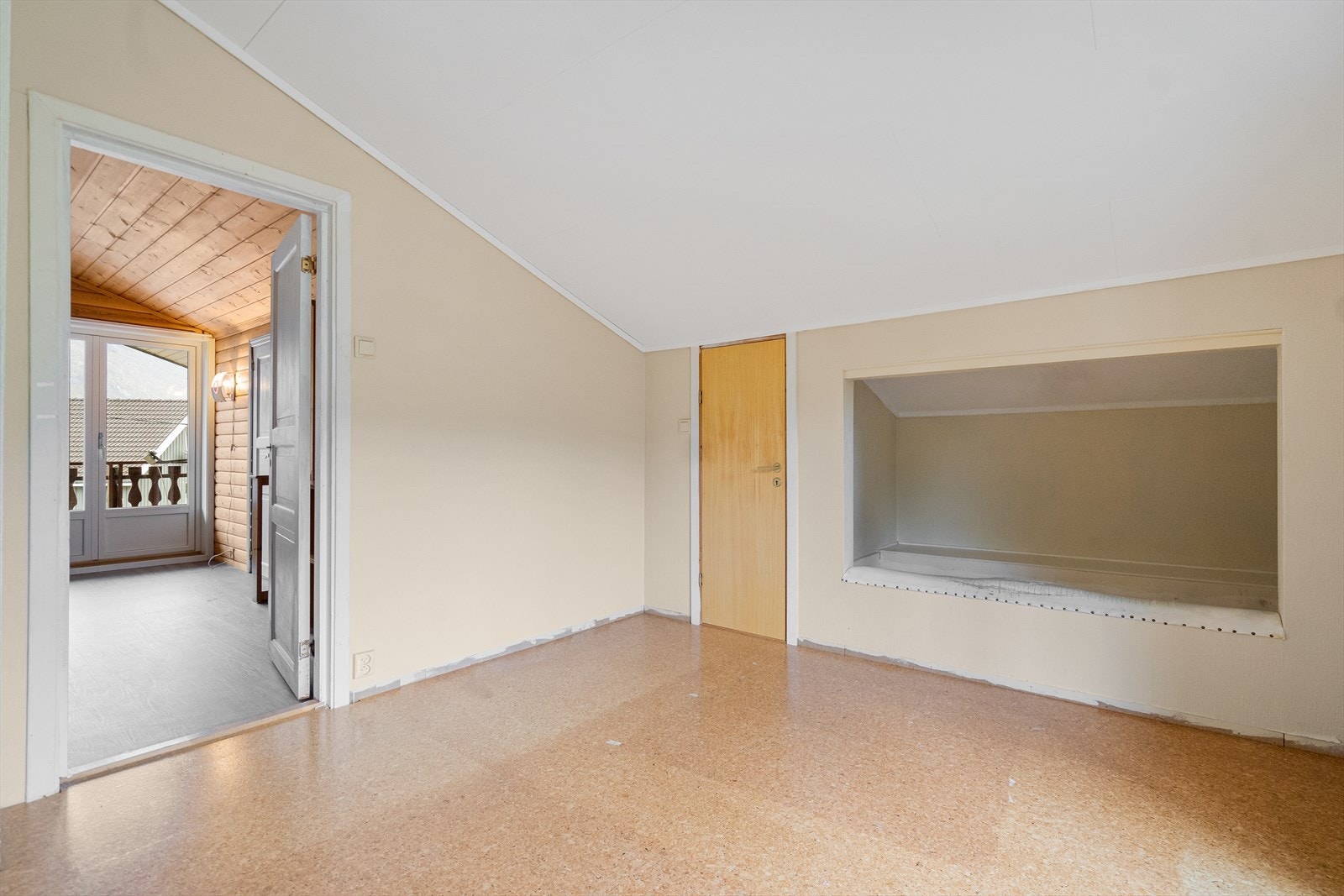 Soverom 3 - Lys soverom med vindu som gir rikelig med lysinnslipp Galleribilde