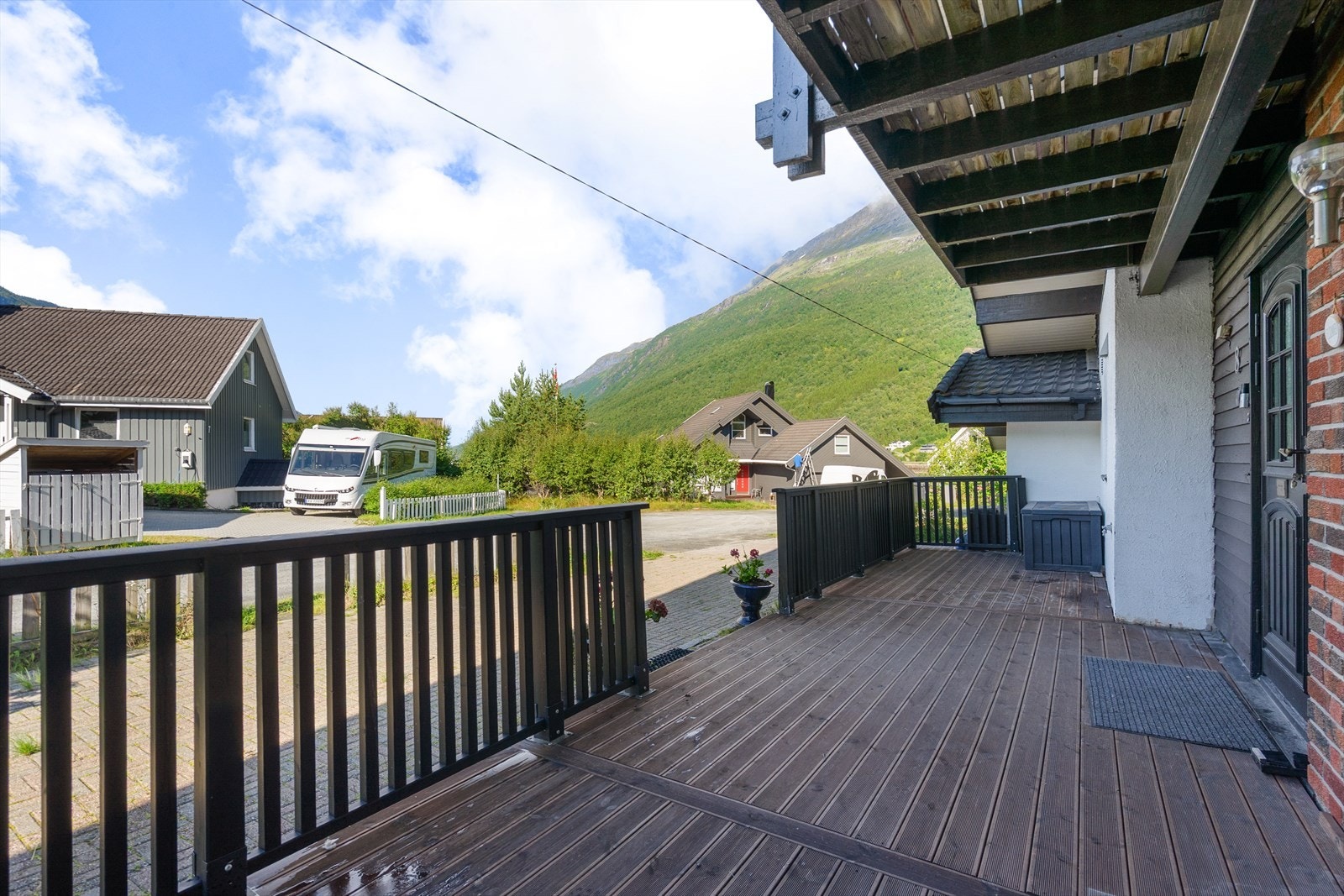 Uteområdene byr på fin utsikt mot nærområdet og majestetiske fjell i horisonten - et fredelig og hyggelig nabolag Galleribilde