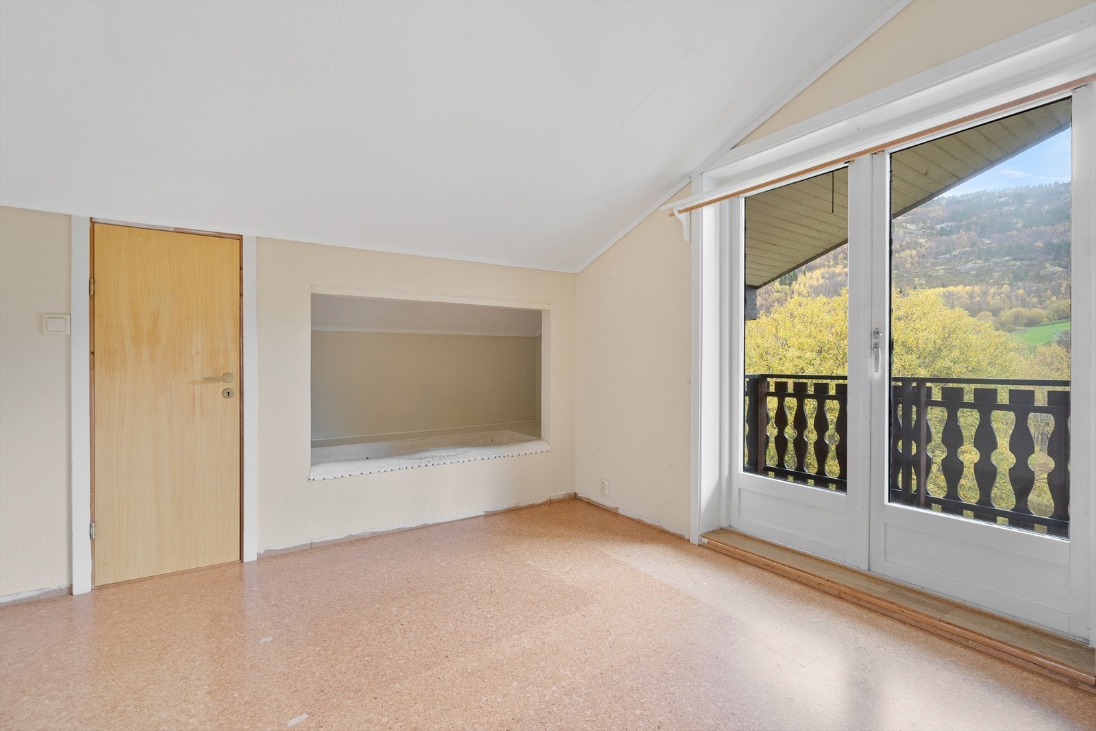 Soverom 3 - Med små grep kan du skape et hyggelig soverom med utsikt vendt mot naturen Galleribilde