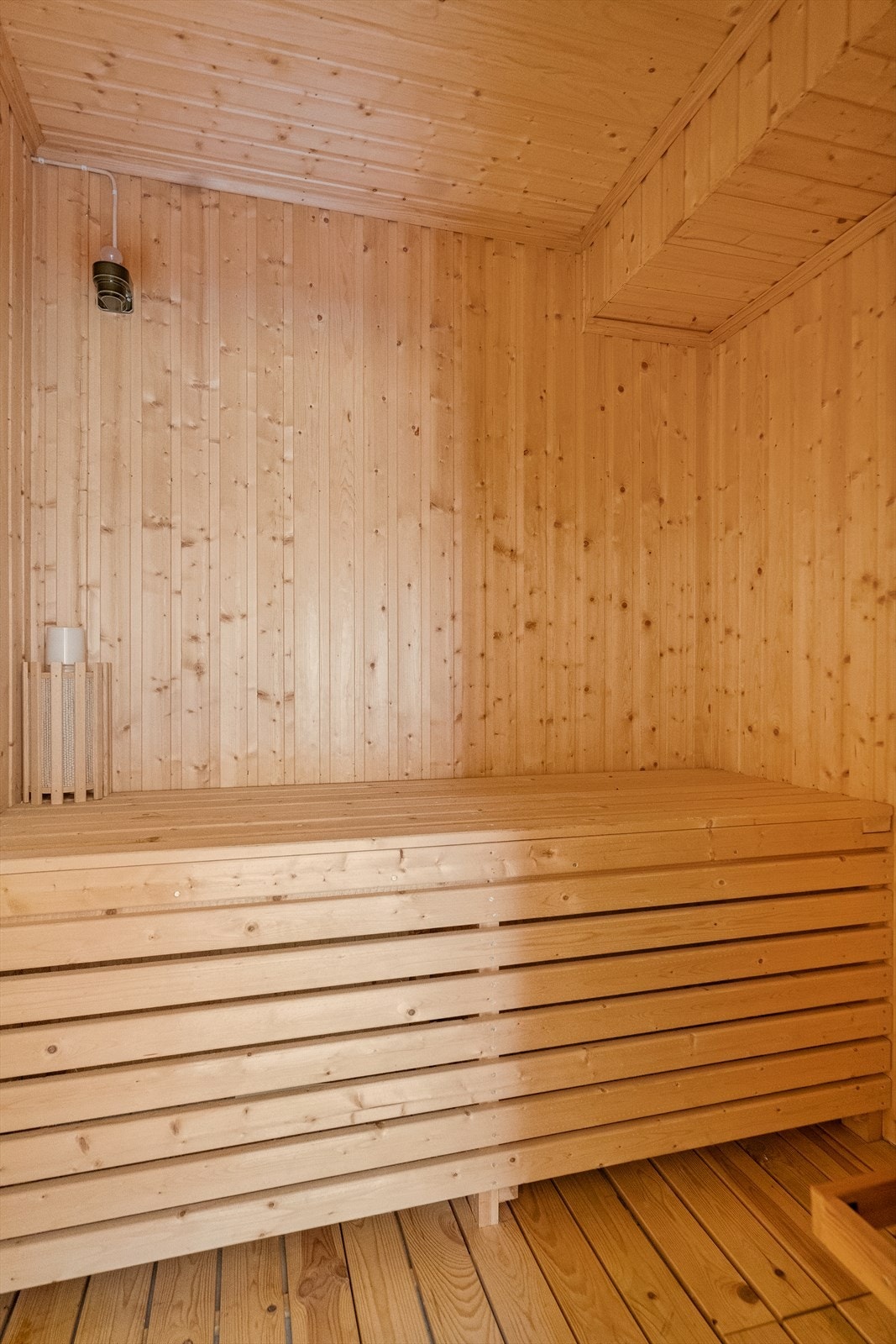 Lun badstue med panel i heltre og sittebenker - en deilig plass for avslapning og varme Galleribilde