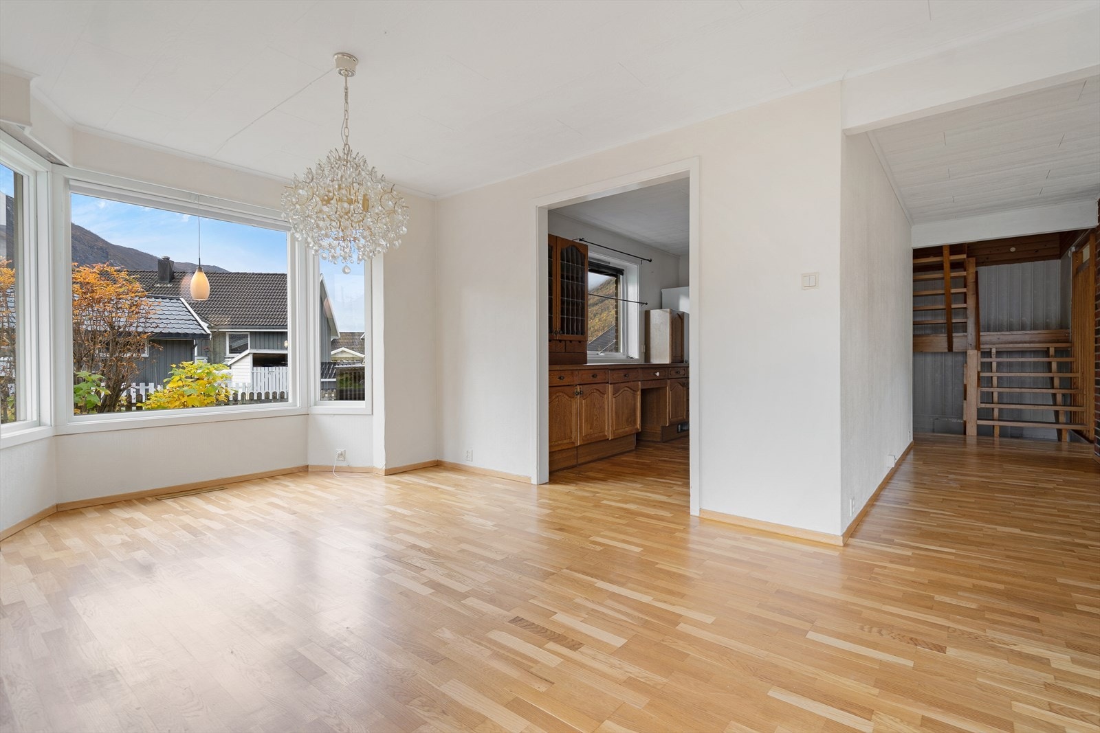 Lys og romslig spisestue med store vinduer som slipper inn rikelig med dagslys og gir fin utsikt mot hagen Galleribilde