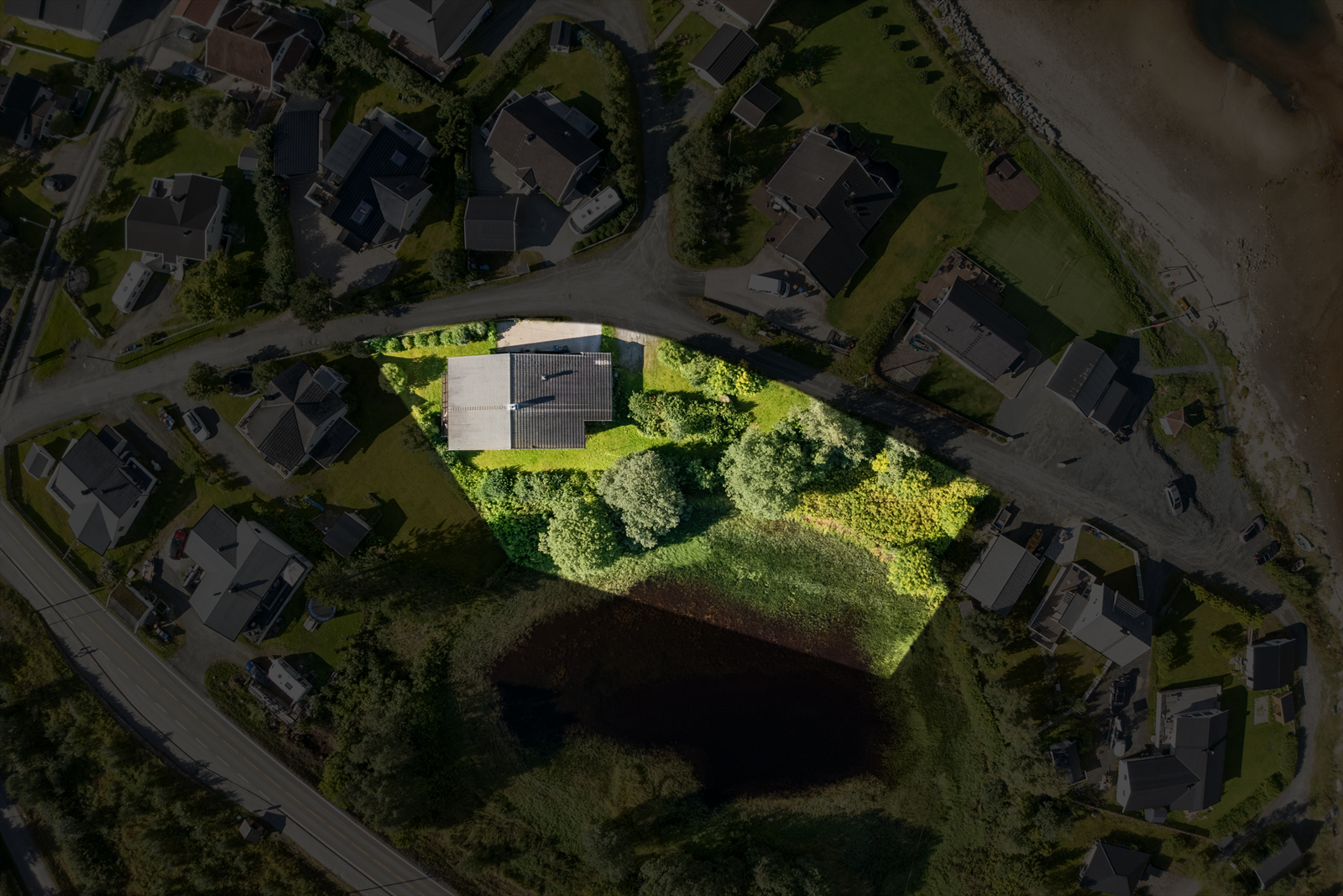 Tomten er godt utnyttet med hagearealer og flere parkeringsplasser. Her kan du gjøre hva du vil med tomtearealet til høyre i bildet! Det finnes flere muligheter. Galleribilde