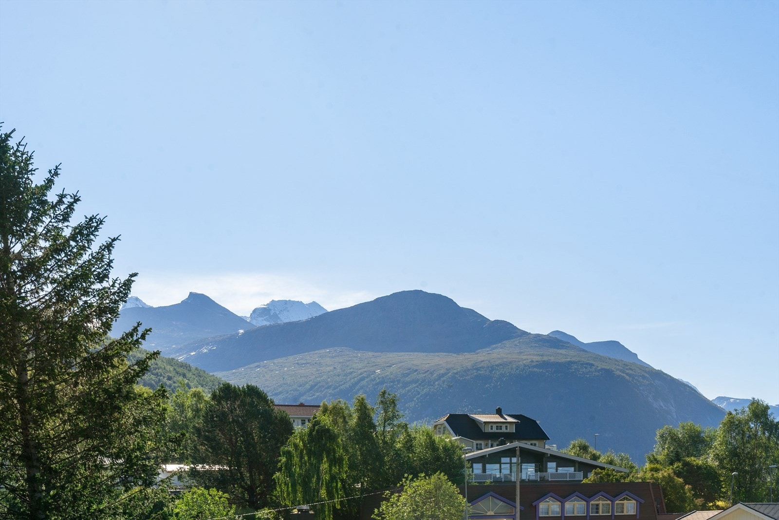 Flott utsikt mot fjellene og vakker natur fra balkongen Galleribilde