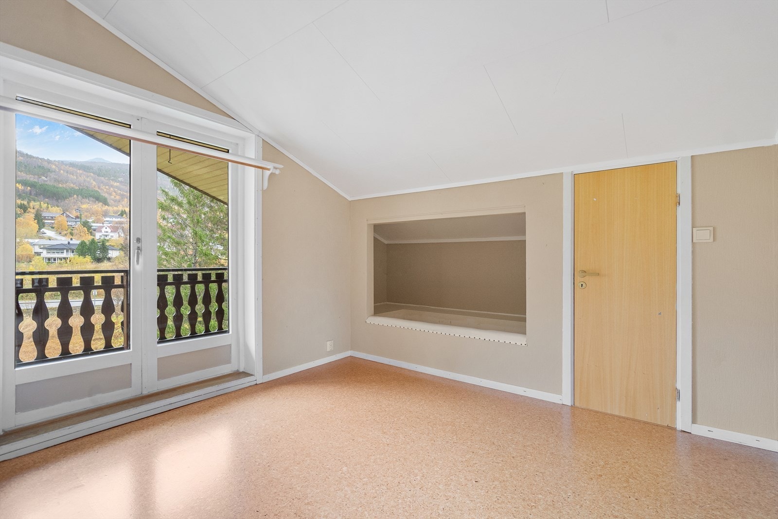 Soverom 2 - Soverom med sjarmerende innebygd sitteplass og utgang til terrasse i 2.etasje Galleribilde